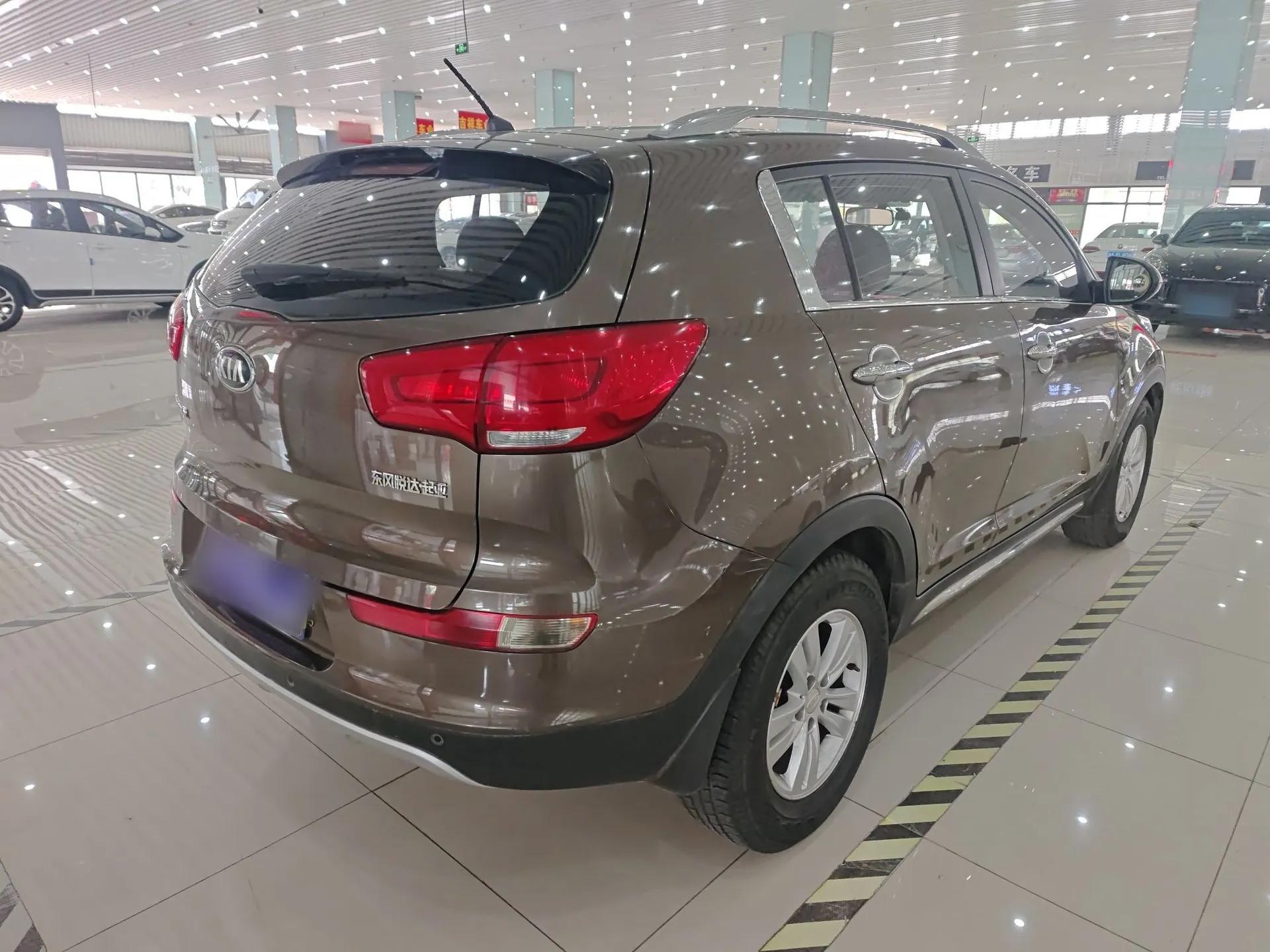 Kia Sportage R 2015 2.0L Automatic Two-Wheel Drive GL — миниатюра 6