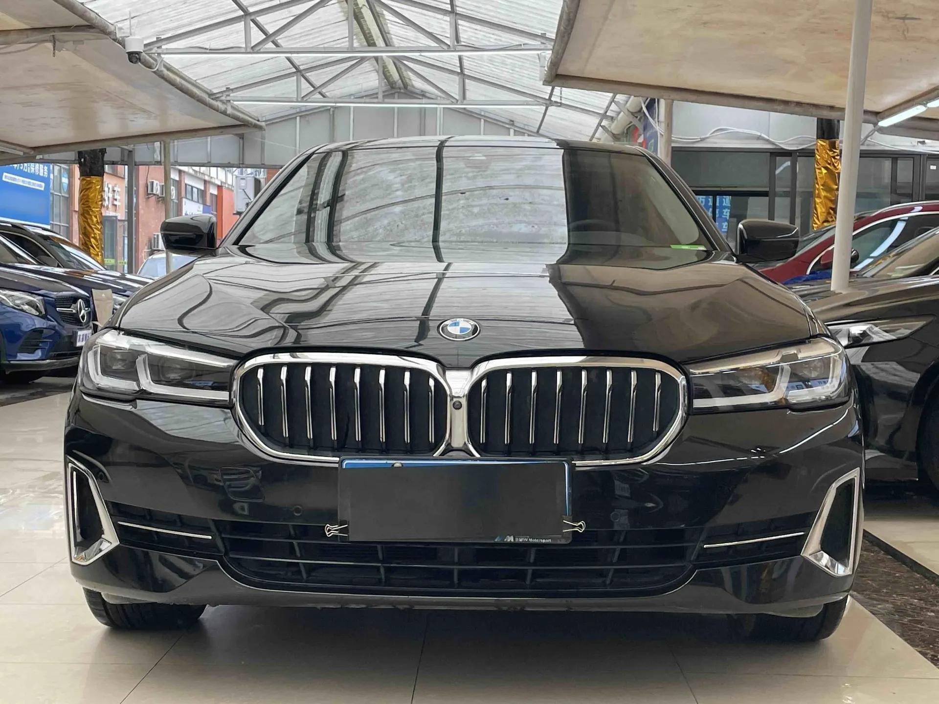 BMW 5 Series 2022 Second Facelift 530Li Luxury Edition Premium Package — миниатюра 3