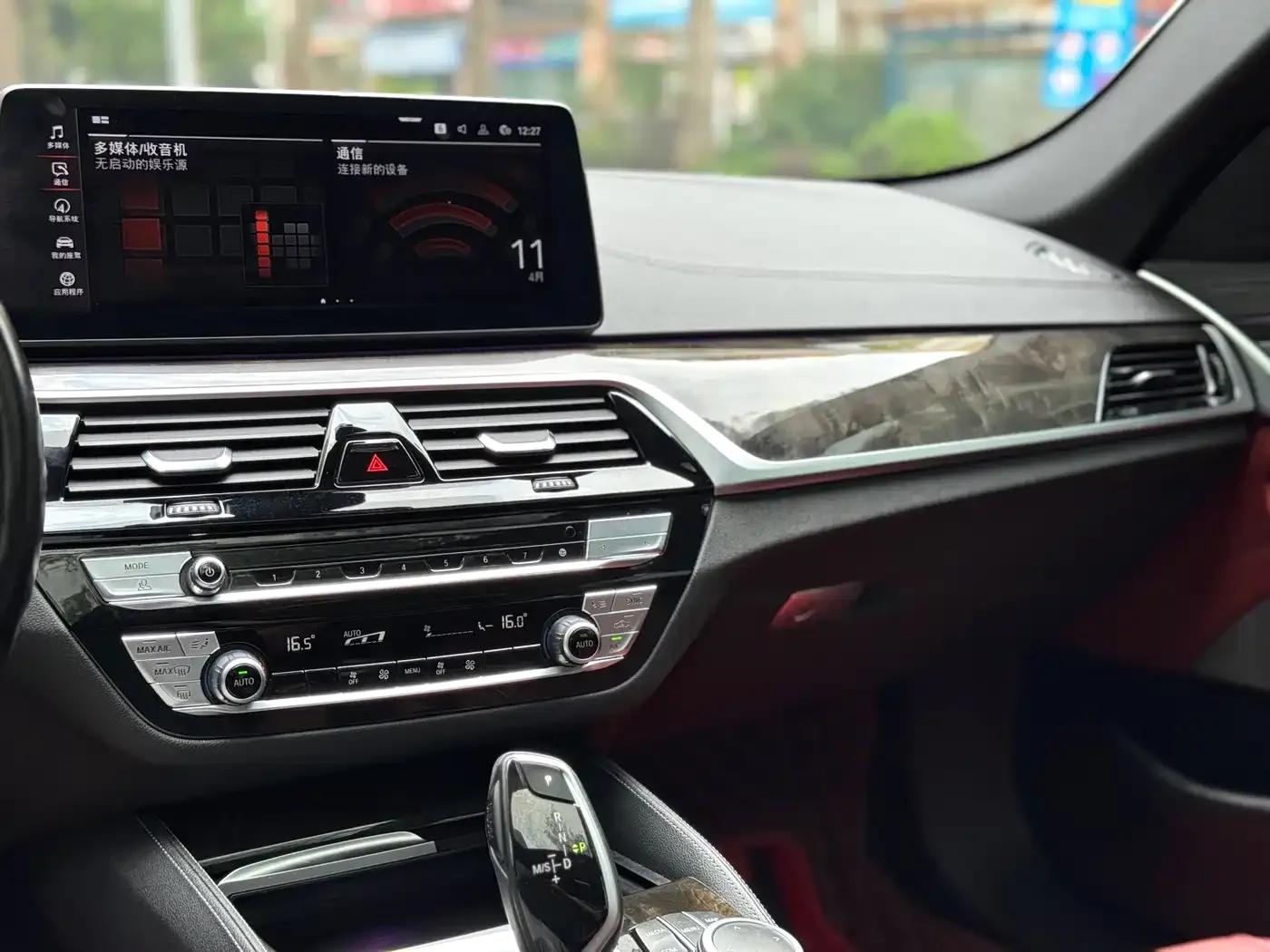 2022 BMW 5 Series 525Li M Sport Package — миниатюра 18