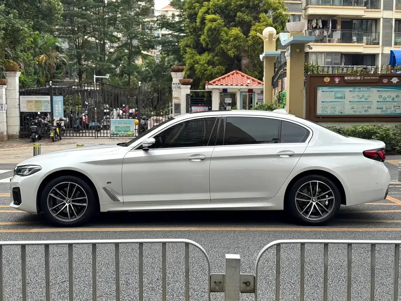 2022 BMW 5 Series 525Li M Sport Package — миниатюра 25