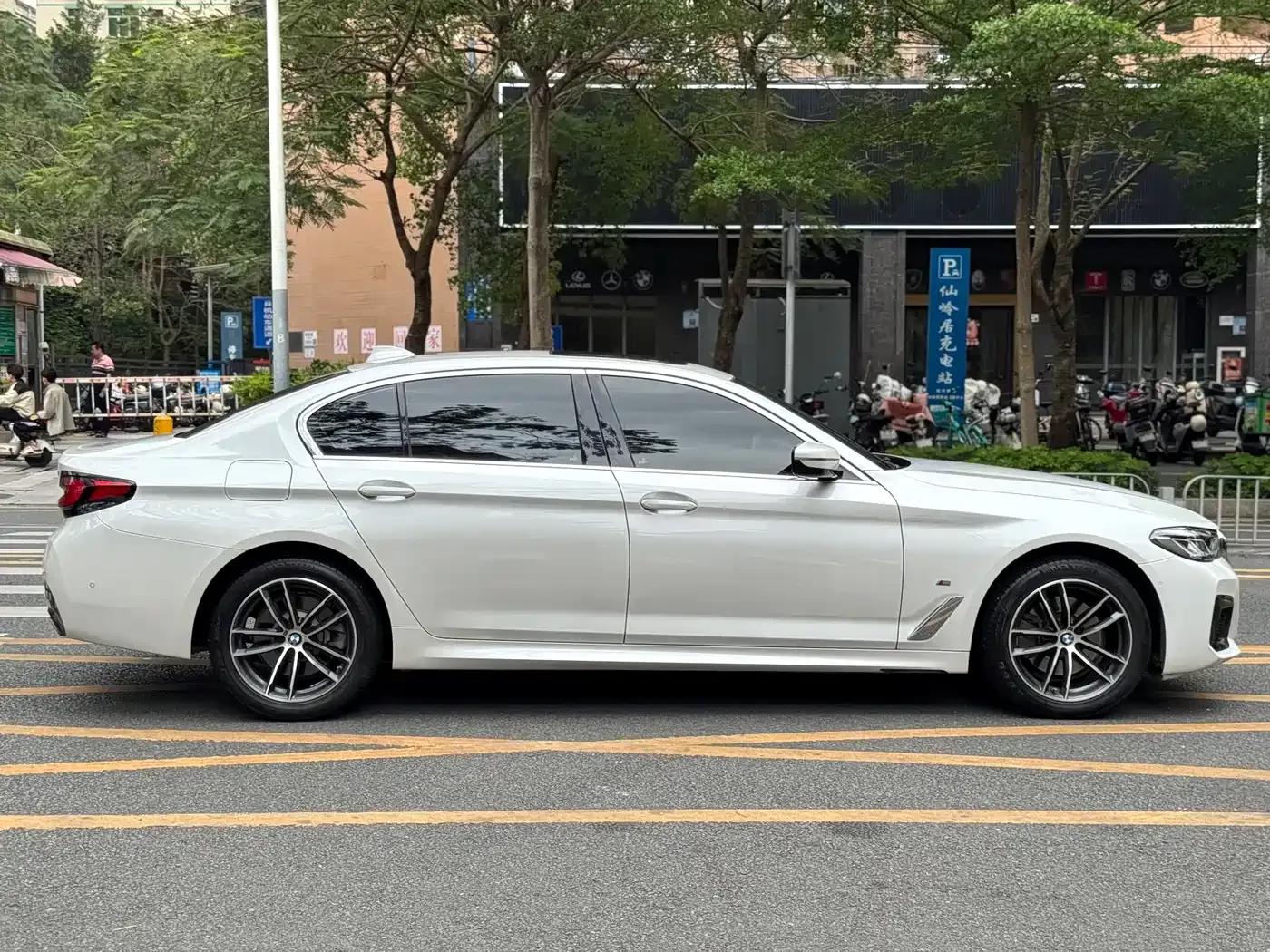 2022 BMW 5 Series 525Li M Sport Package — миниатюра 26