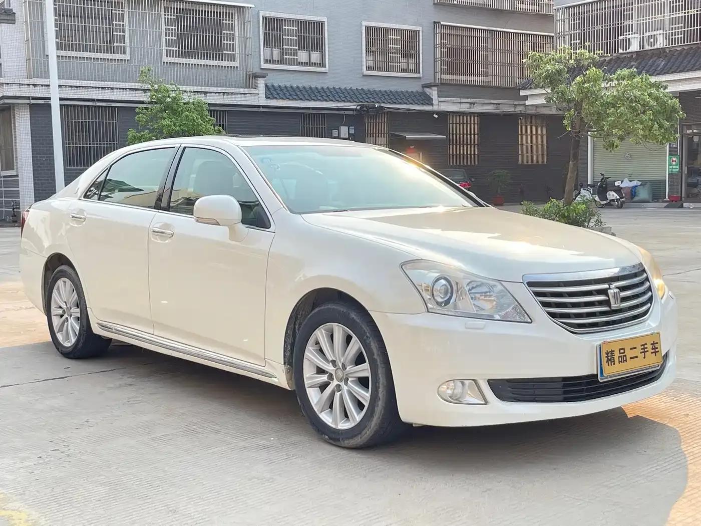 Crown 2010 2.5L Royal Leather Sunroof Edition — миниатюра 3