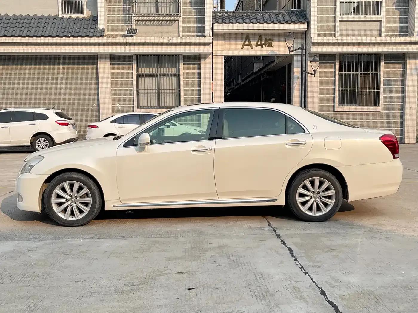Crown 2010 2.5L Royal Leather Sunroof Edition — миниатюра 4