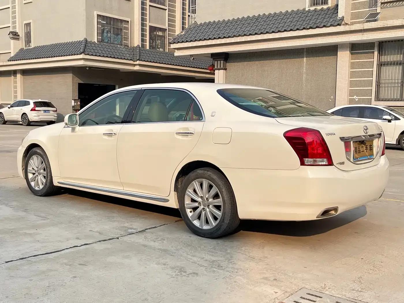 Crown 2010 2.5L Royal Leather Sunroof Edition — миниатюра 5