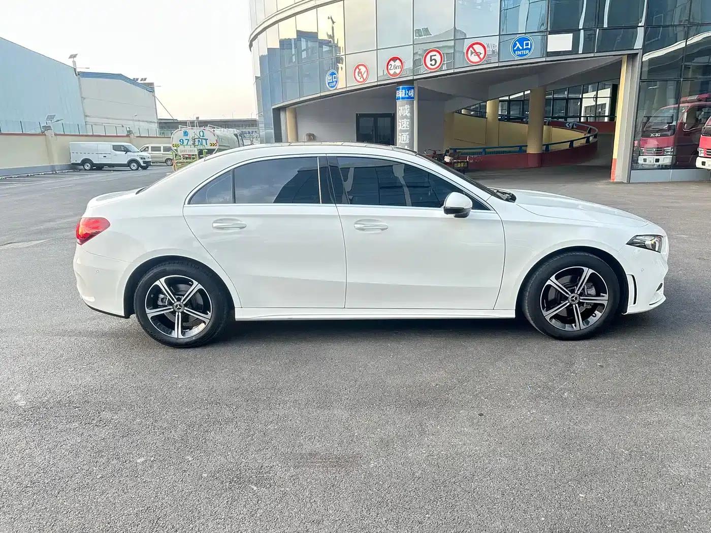 Mercedes-Benz A-Class 2022 Facelift III A 200 L Sport Sedan Fashion Edition — миниатюра 4