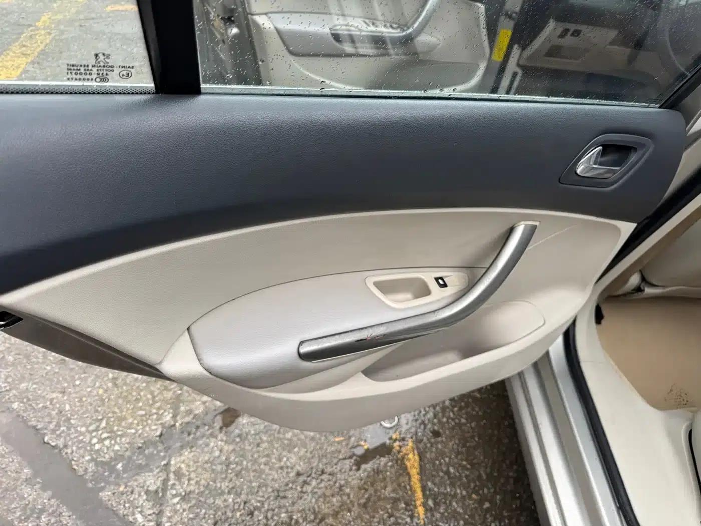 Peugeot 408 2011 2.0L Automatic Comfort Edition — миниатюра 11