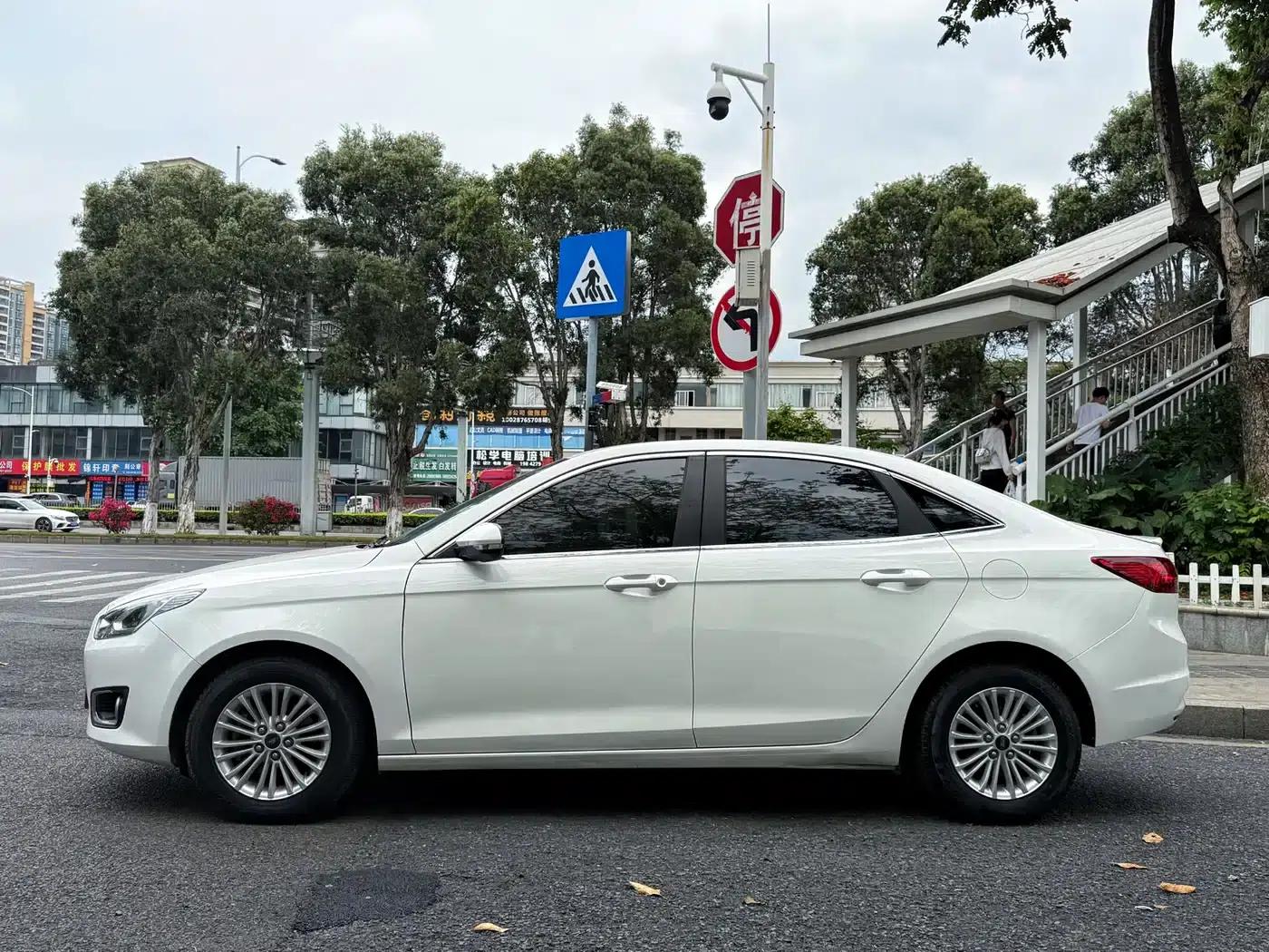 Ford Focus 2015 1.5L Automatic Comfort Model — миниатюра 3