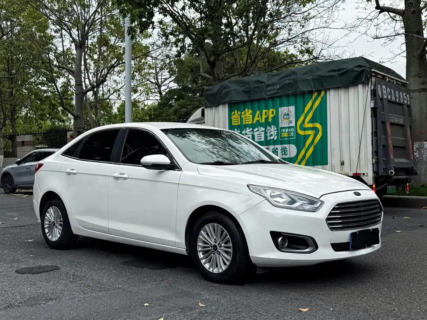 Ford Focus 2015 1.5L Automatic Comfort Model — миниатюра 4