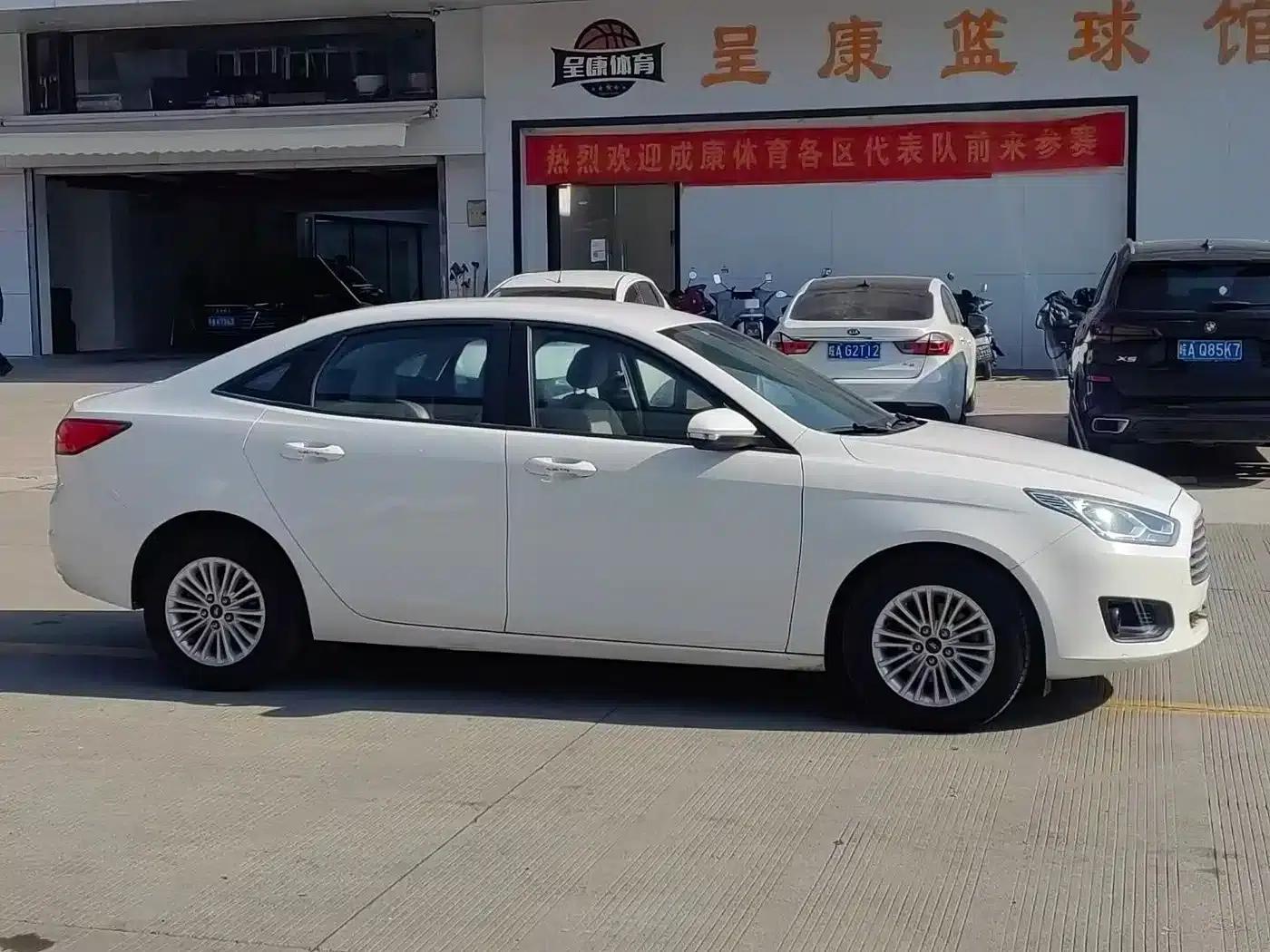 Ford Focus 2015 1.5L Manual Comfort Model — миниатюра 3