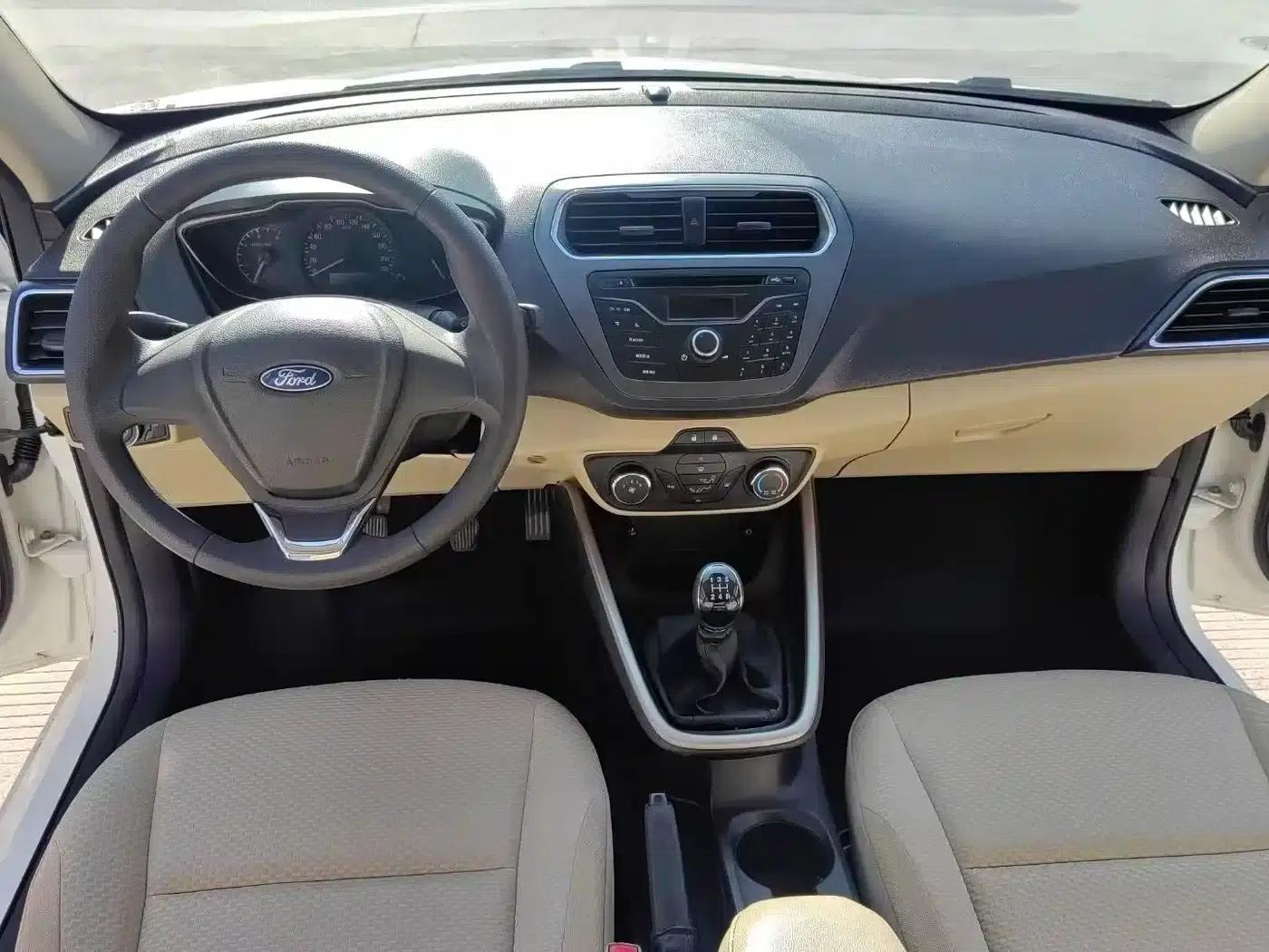 Ford Focus 2015 1.5L Manual Comfort Model — миниатюра 4