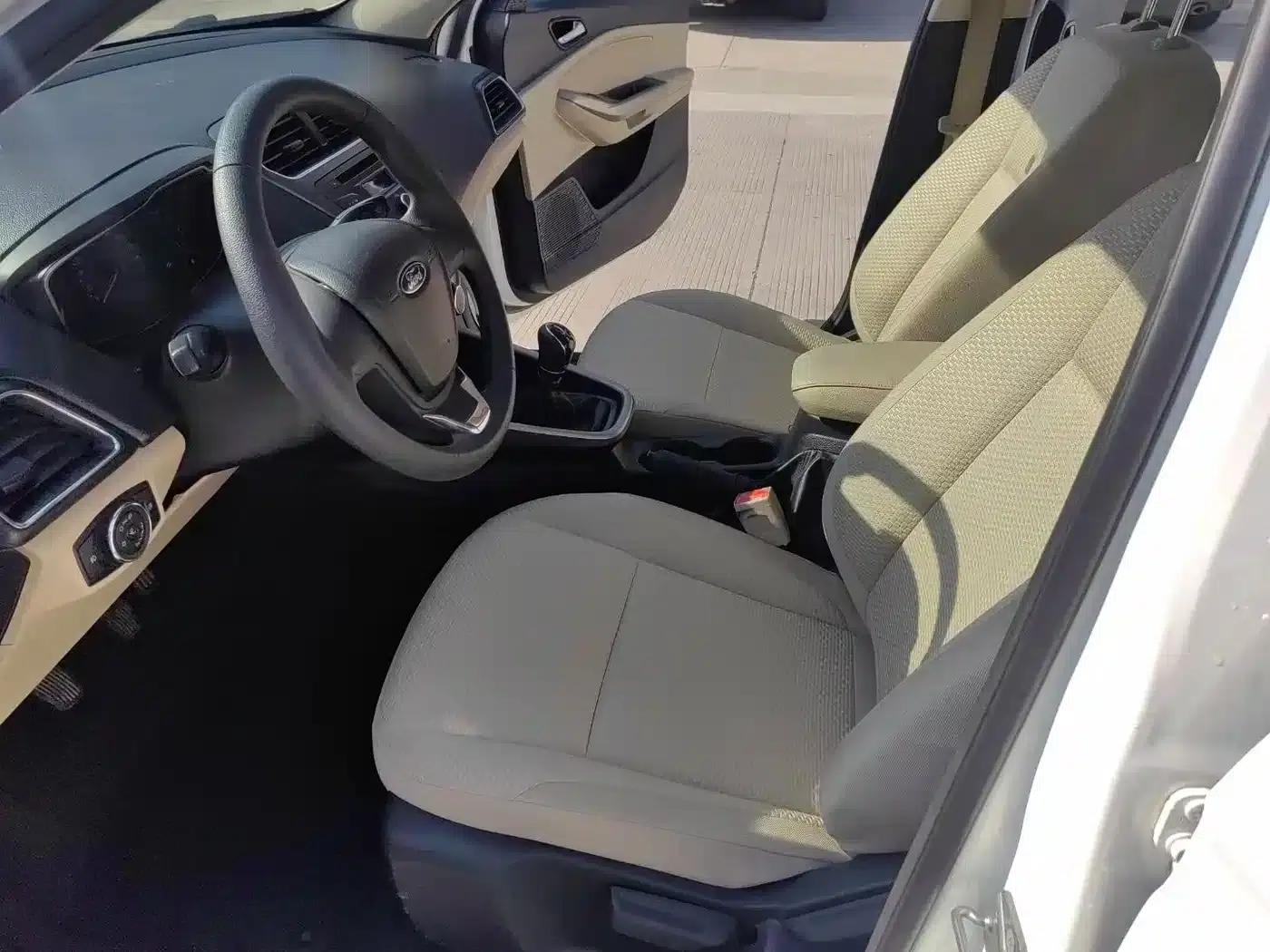 Ford Focus 2015 1.5L Manual Comfort Model — миниатюра 5