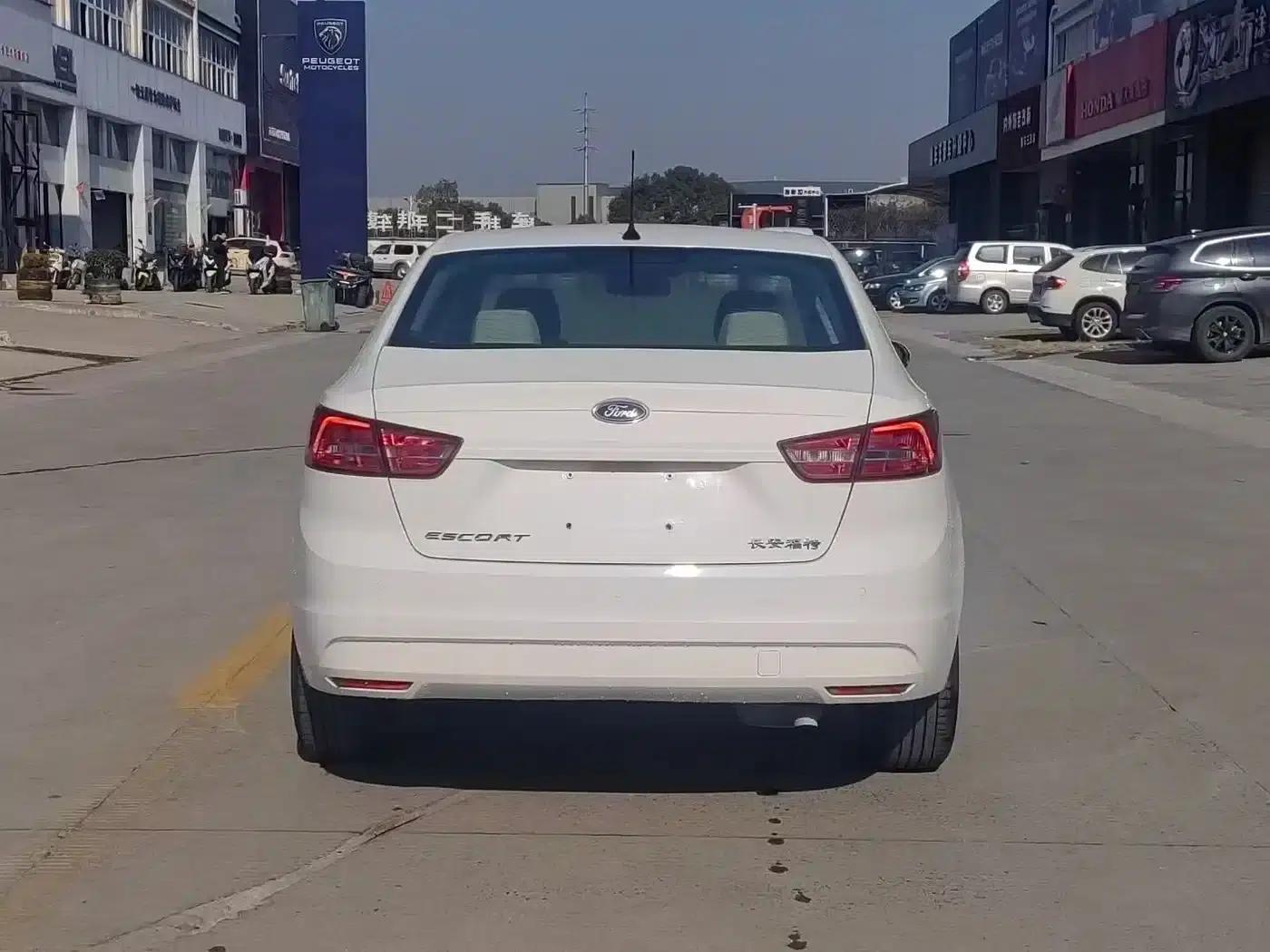 Ford Focus 2015 1.5L Manual Comfort Model — миниатюра 8