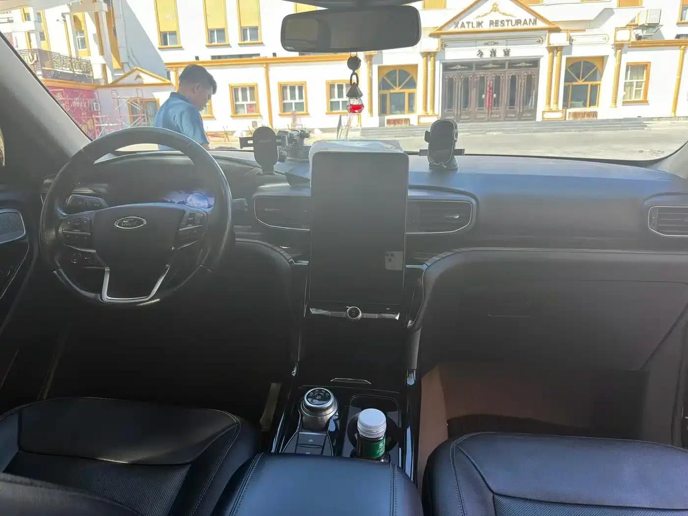 2020 Ford Explorer EcoBoost 285 AWD Titanium Edition (6-seater) — миниатюра 3