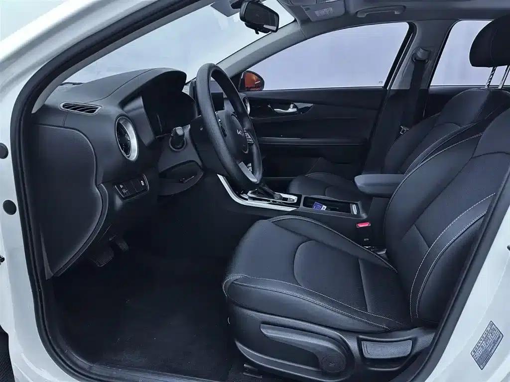 Kia K3 2021 Facelift 1.5L CVT Fashion Edition — миниатюра 11