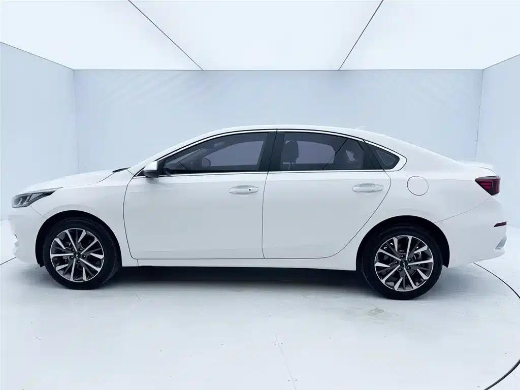 Kia K3 2021 Facelift 1.5L CVT Fashion Edition — миниатюра 7