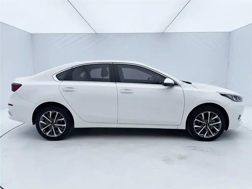 Kia K3 2021 Facelift 1.5L CVT Fashion Edition — миниатюра 9
