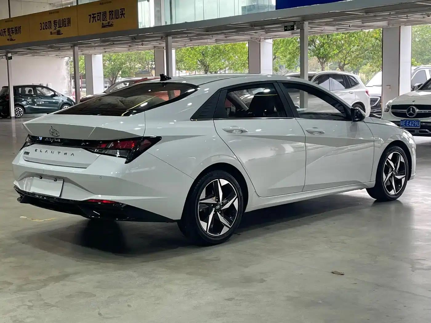 Hyundai Elantra 2023 1.5L CVT GLX Elite Edition — миниатюра 4