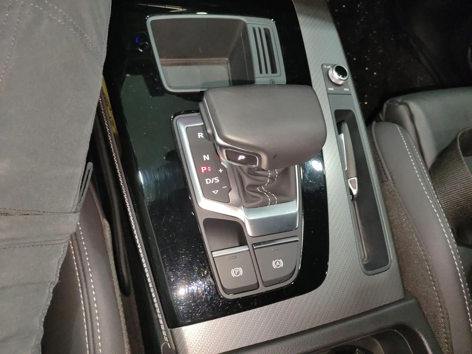 Audi Q5L 2023 40T Luxury Dynamic Model — миниатюра 17