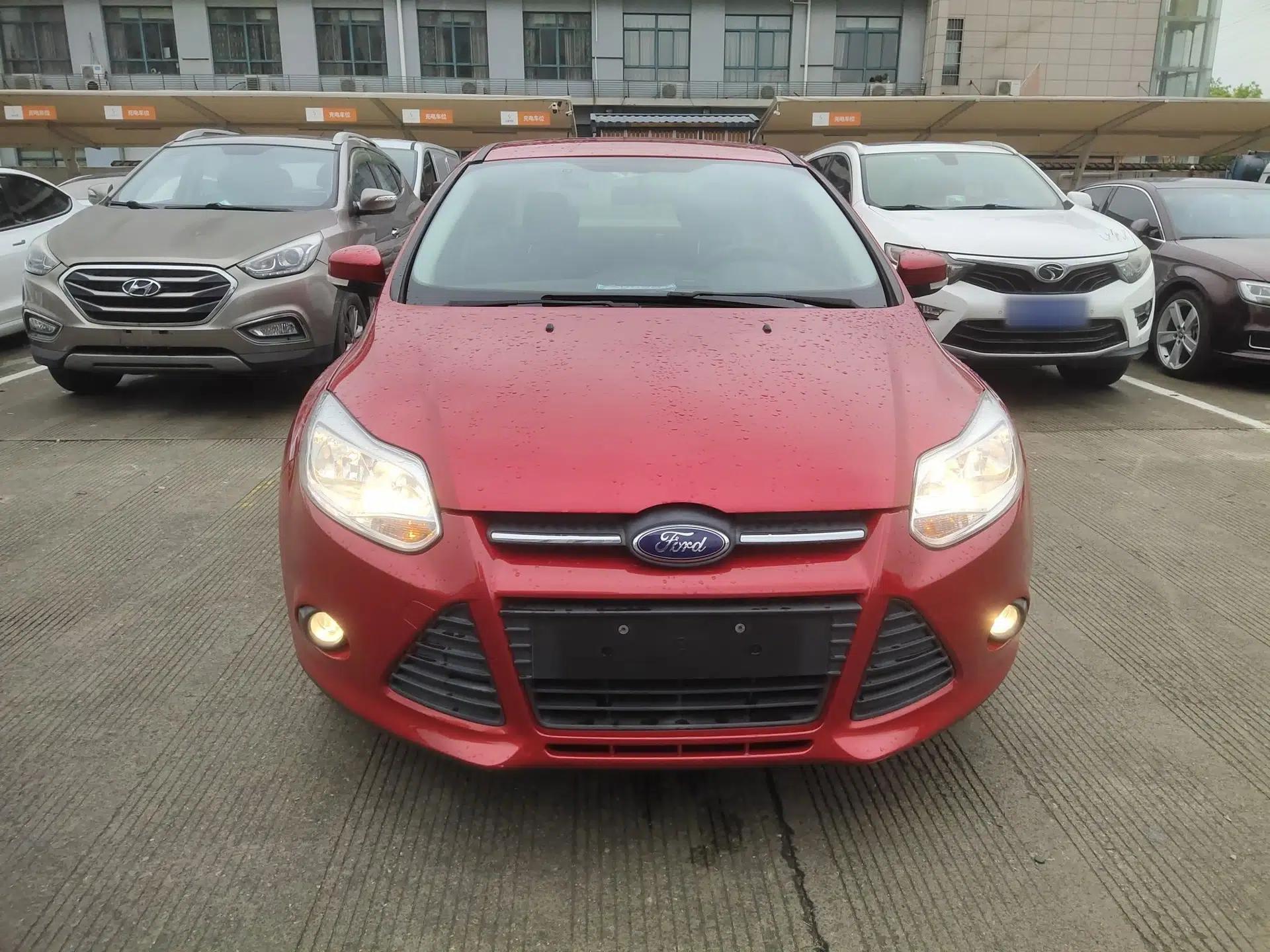 Ford Focus 2012 Sedan 1.6L Automatic Comfort Model — миниатюра 2