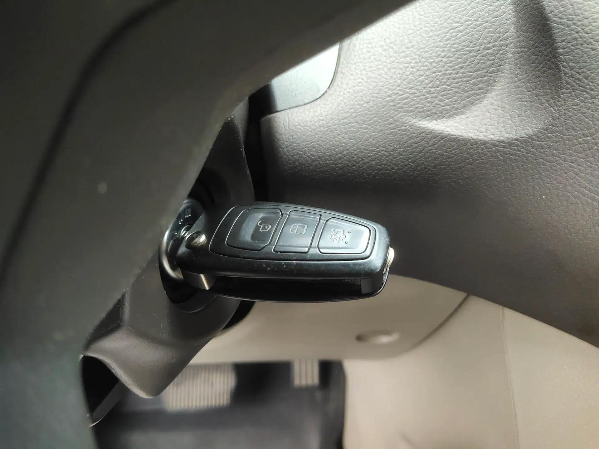 Ford Focus 2012 Sedan 1.6L Automatic Comfort Model — миниатюра 12