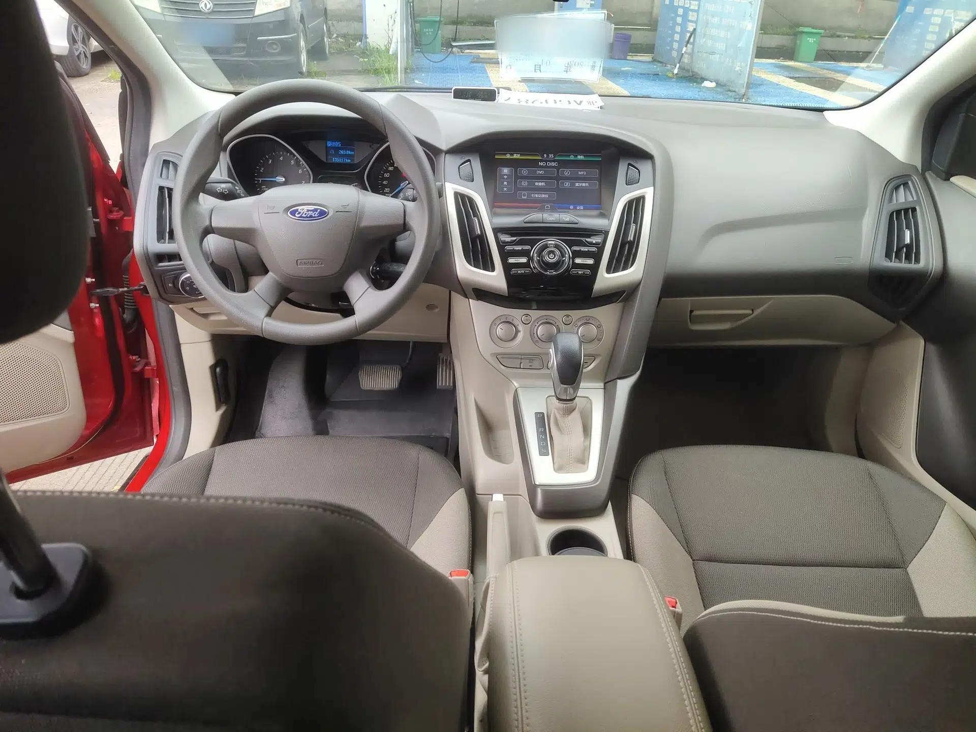Ford Focus 2012 Sedan 1.6L Automatic Comfort Model — миниатюра 13