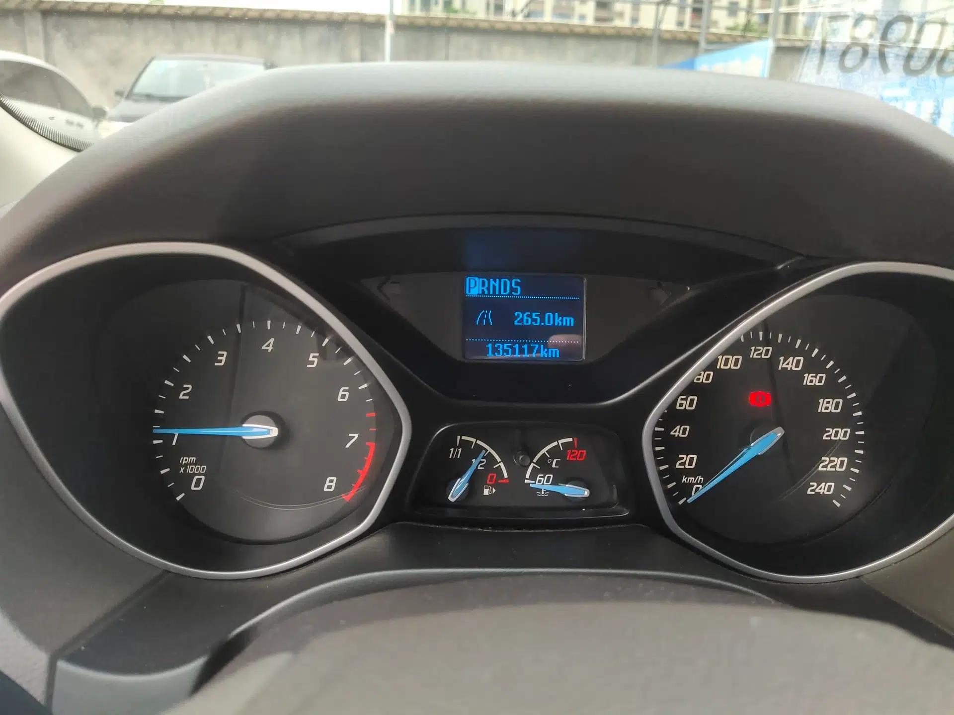 Ford Focus 2012 Sedan 1.6L Automatic Comfort Model — миниатюра 15