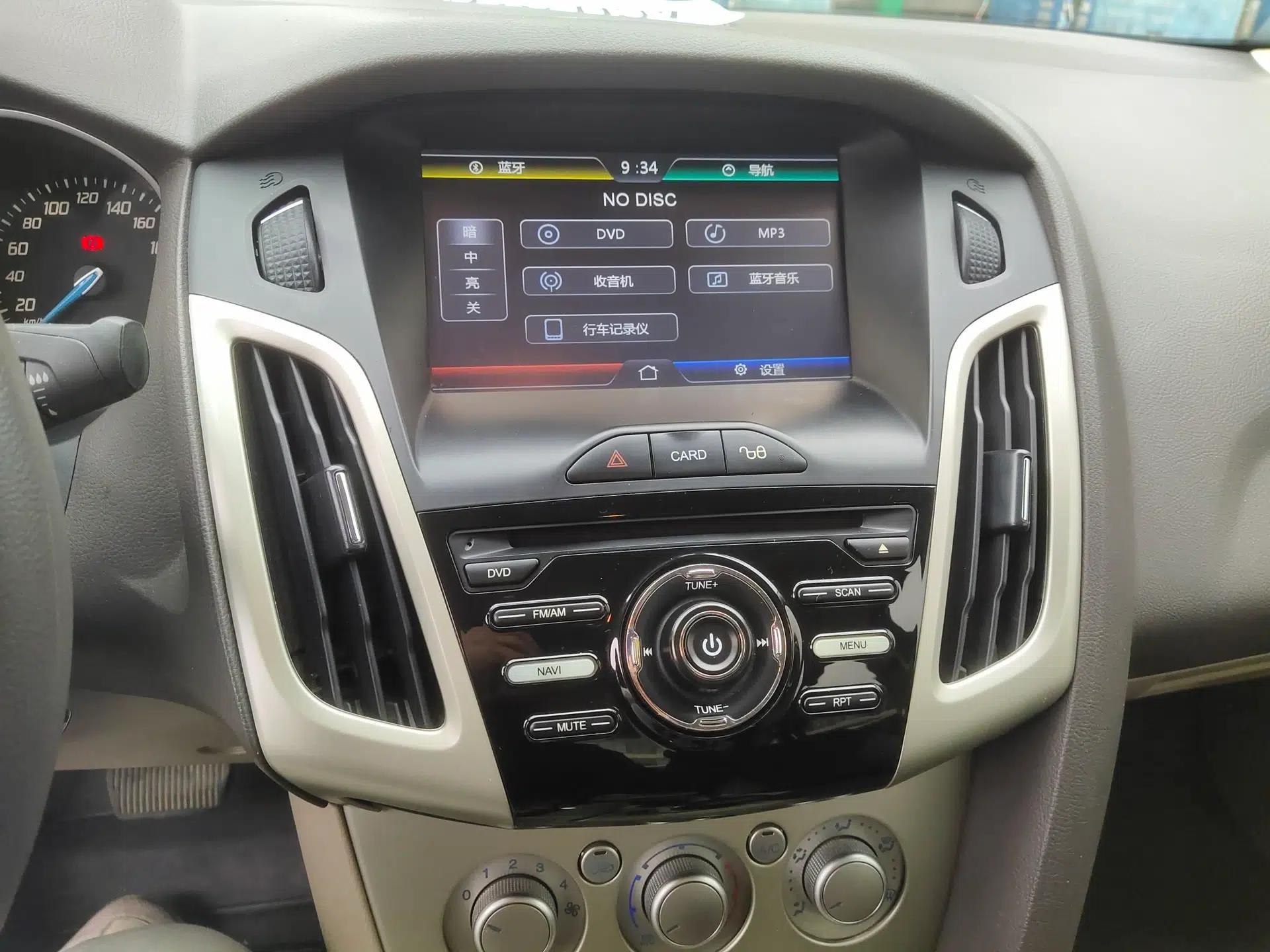 Ford Focus 2012 Sedan 1.6L Automatic Comfort Model — миниатюра 16