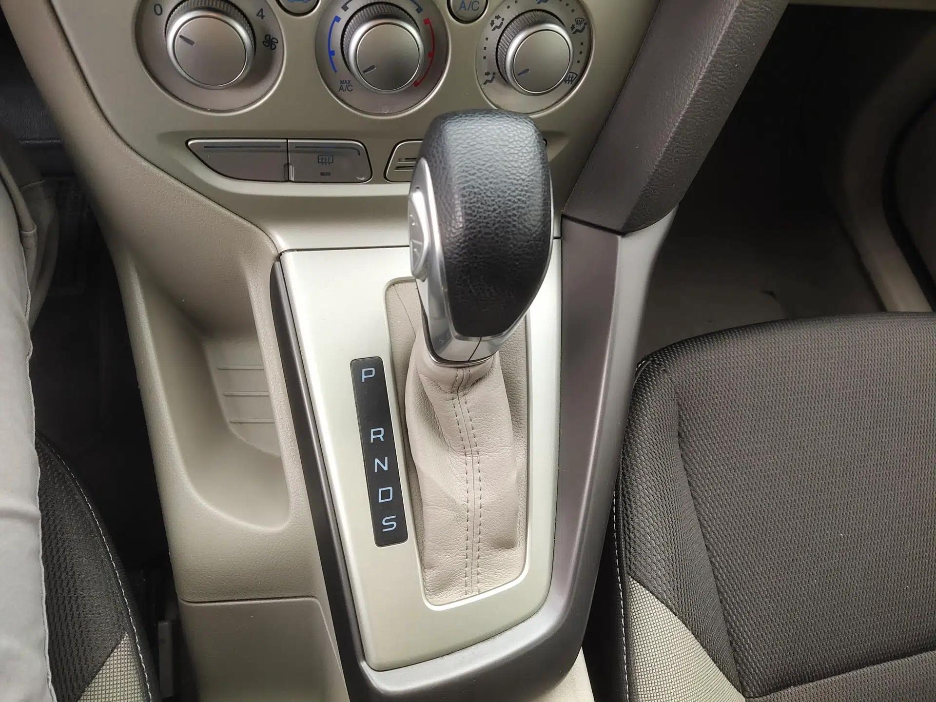 Ford Focus 2012 Sedan 1.6L Automatic Comfort Model — миниатюра 17