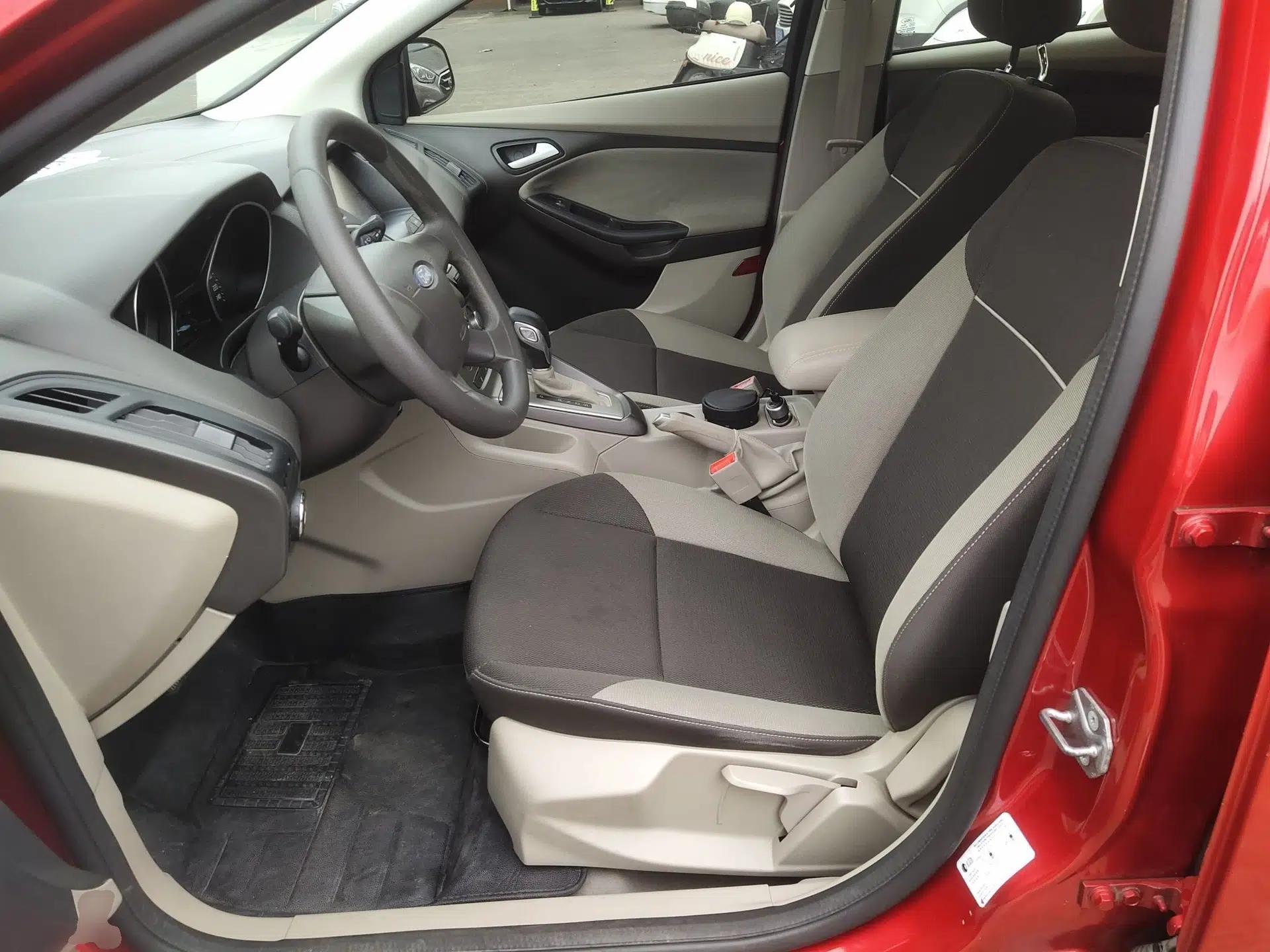 Ford Focus 2012 Sedan 1.6L Automatic Comfort Model — миниатюра 18