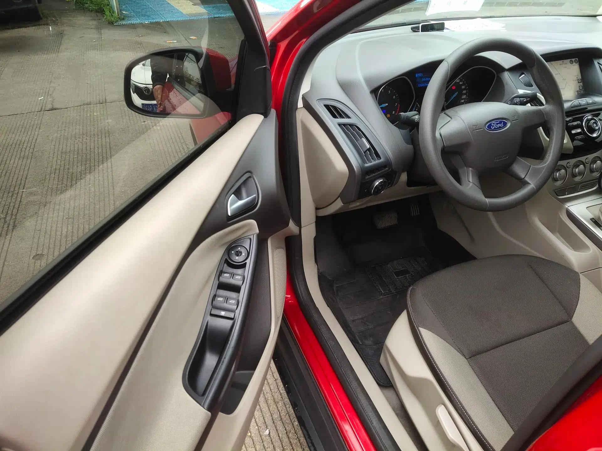 Ford Focus 2012 Sedan 1.6L Automatic Comfort Model — миниатюра 19