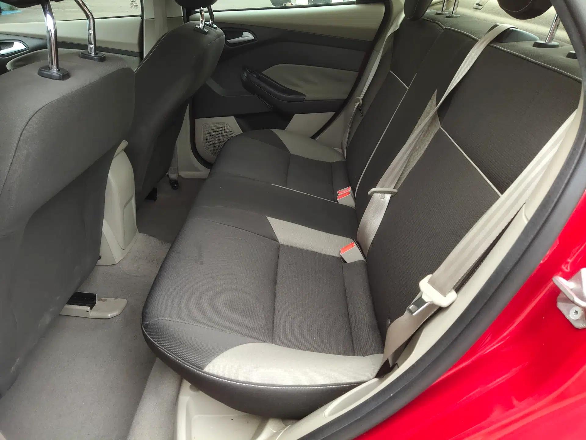 Ford Focus 2012 Sedan 1.6L Automatic Comfort Model — миниатюра 20