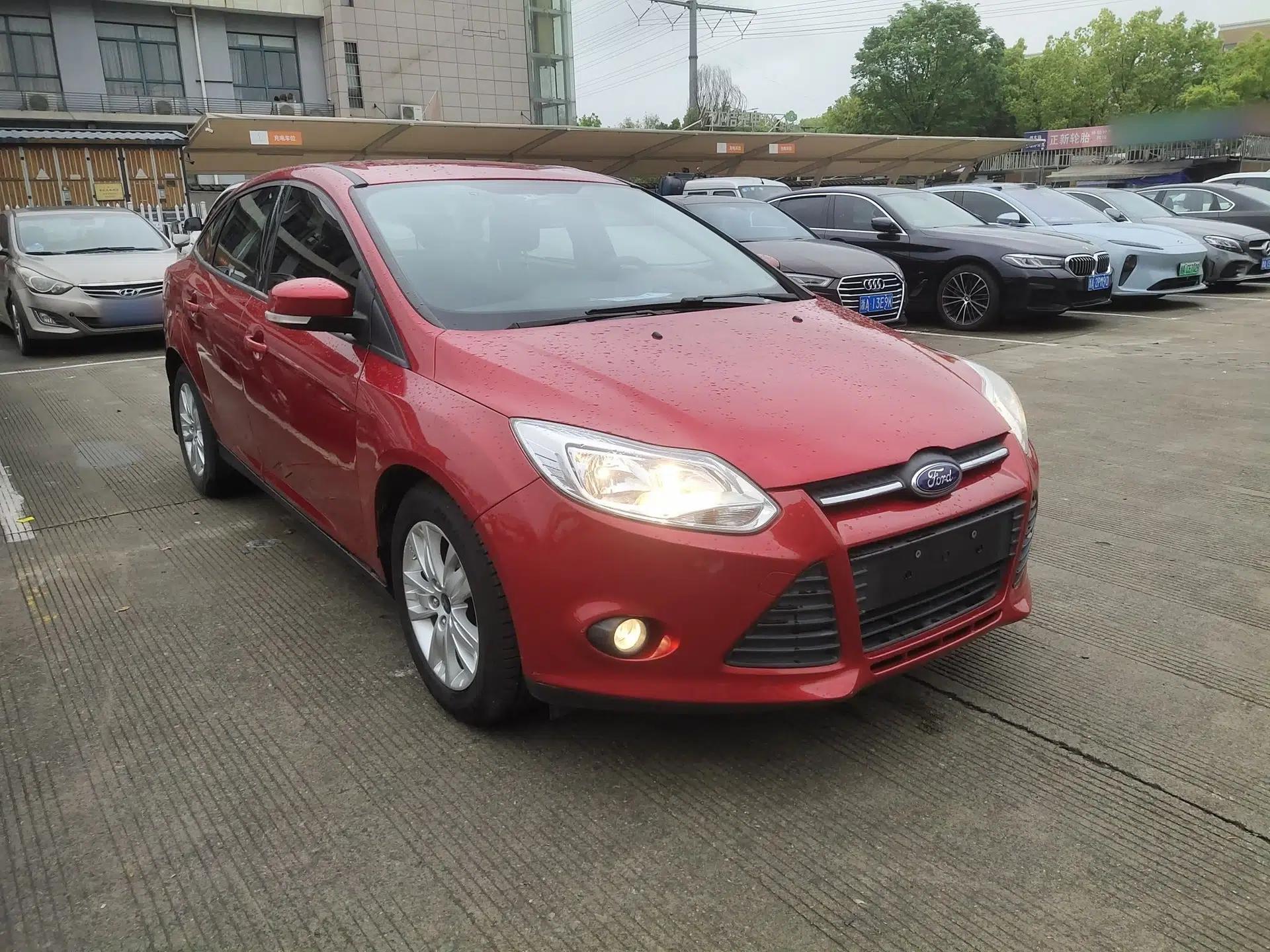 Ford Focus 2012 Sedan 1.6L Automatic Comfort Model — миниатюра 3