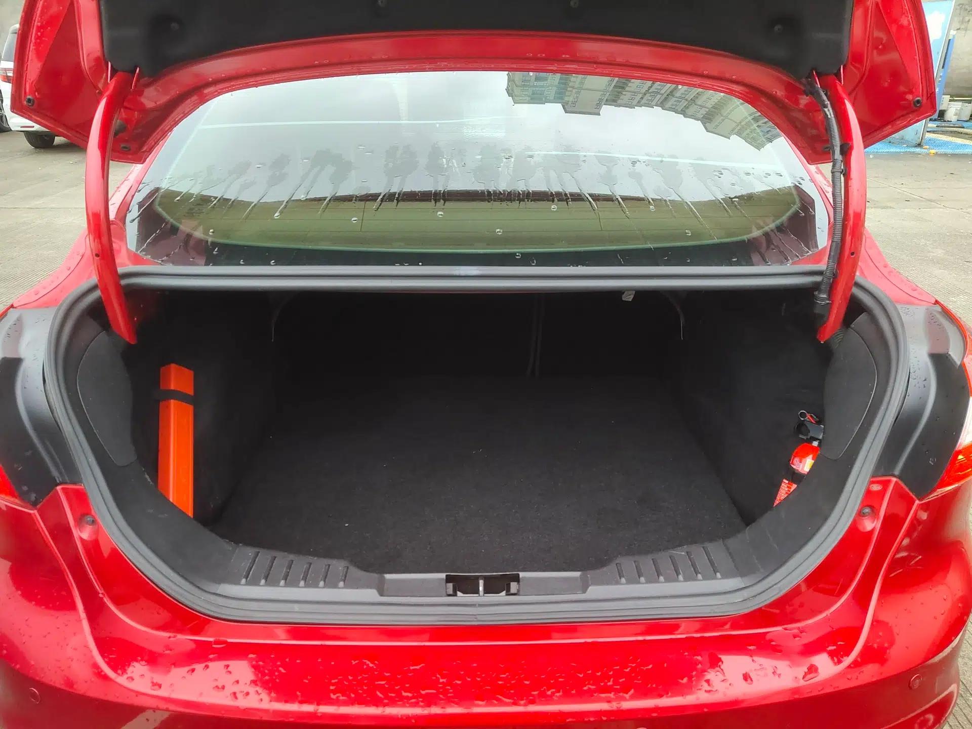 Ford Focus 2012 Sedan 1.6L Automatic Comfort Model — миниатюра 22