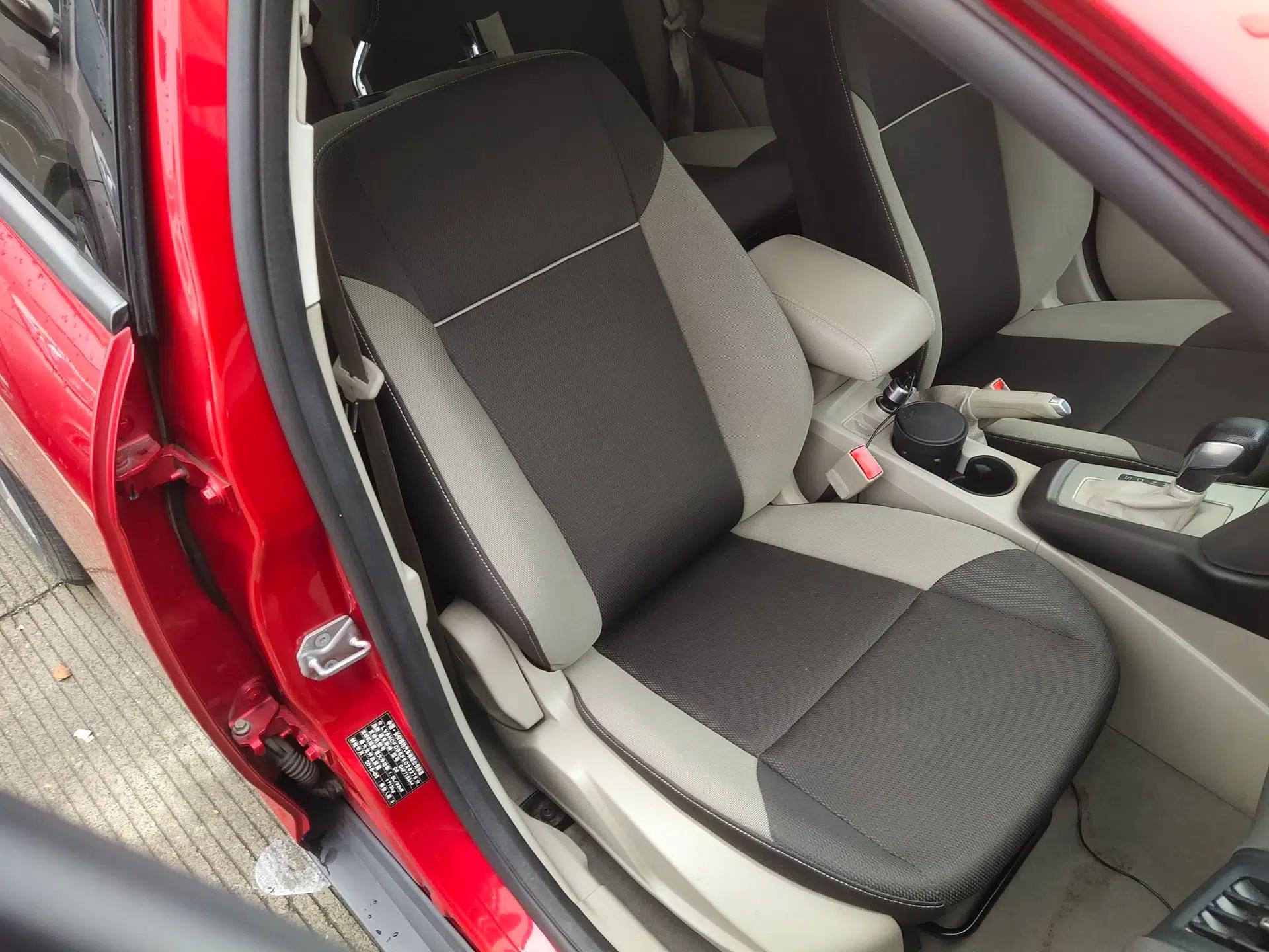 Ford Focus 2012 Sedan 1.6L Automatic Comfort Model — миниатюра 23