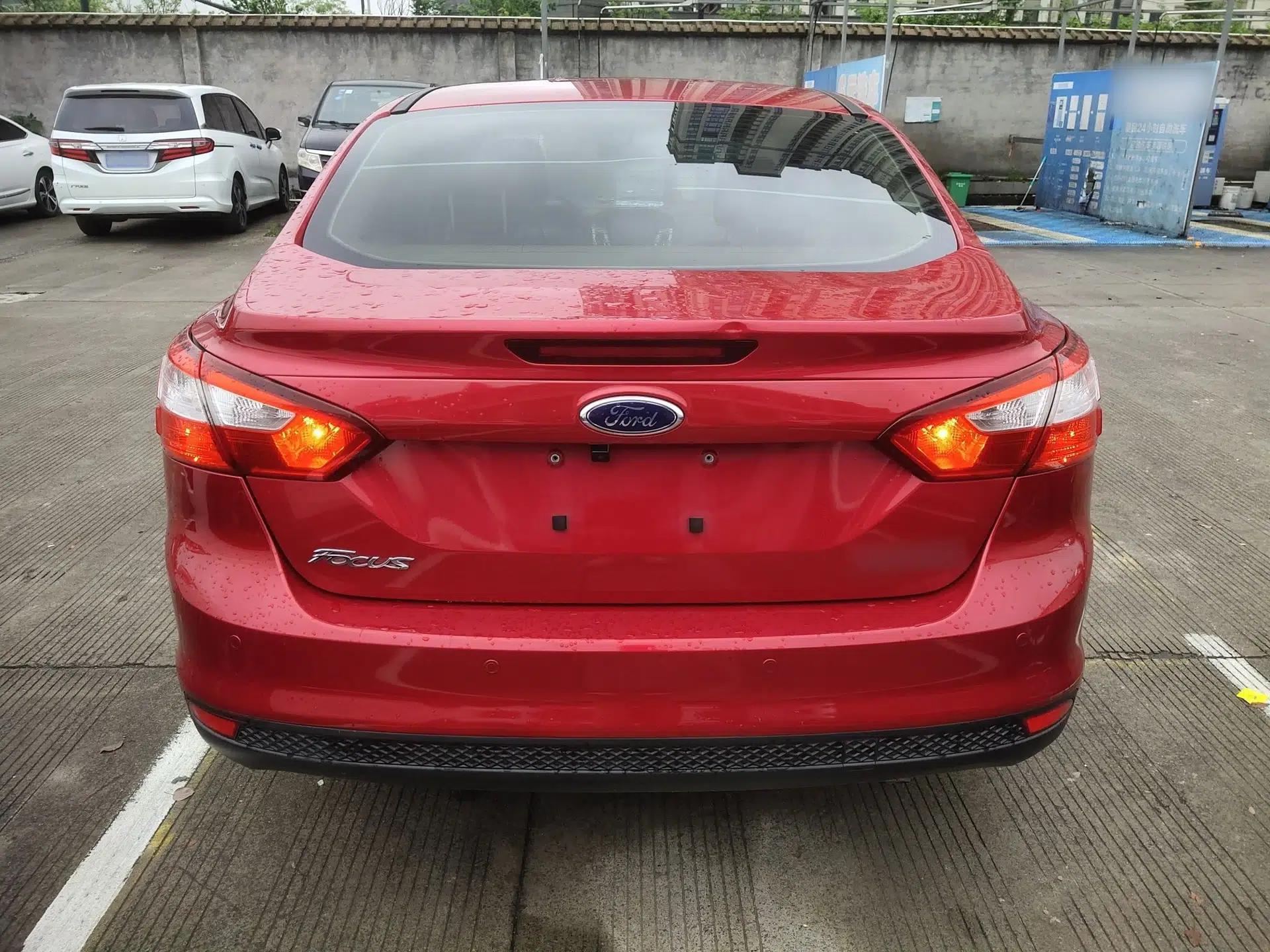 Ford Focus 2012 Sedan 1.6L Automatic Comfort Model — миниатюра 5