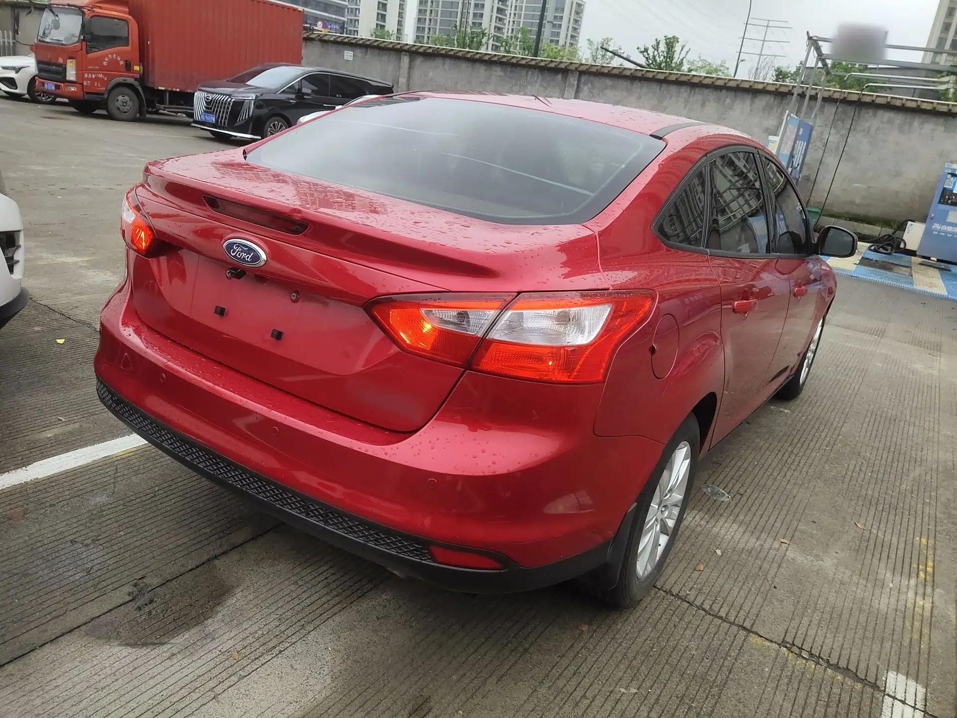 Ford Focus 2012 Sedan 1.6L Automatic Comfort Model — миниатюра 6
