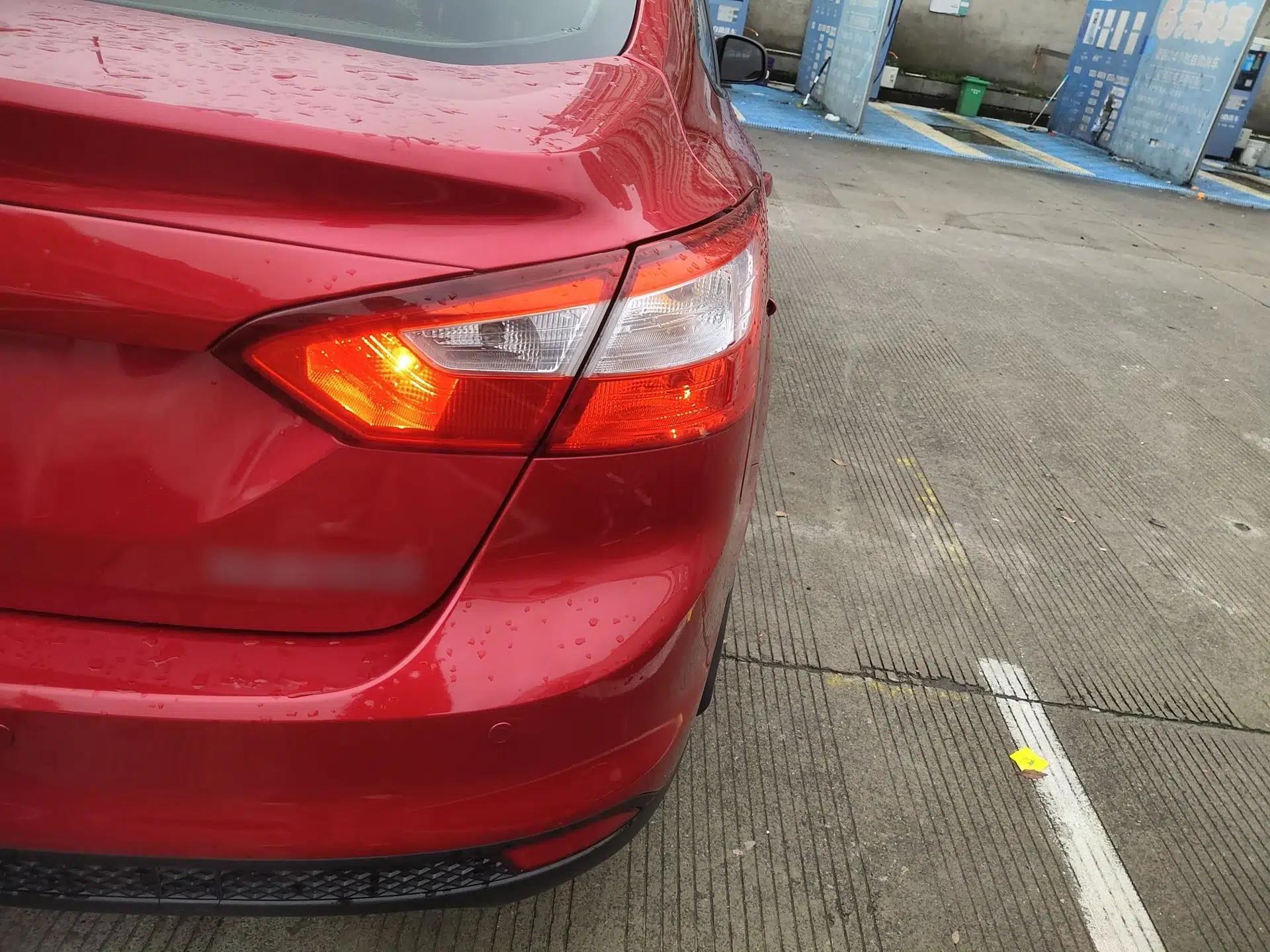 Ford Focus 2012 Sedan 1.6L Automatic Comfort Model — миниатюра 7