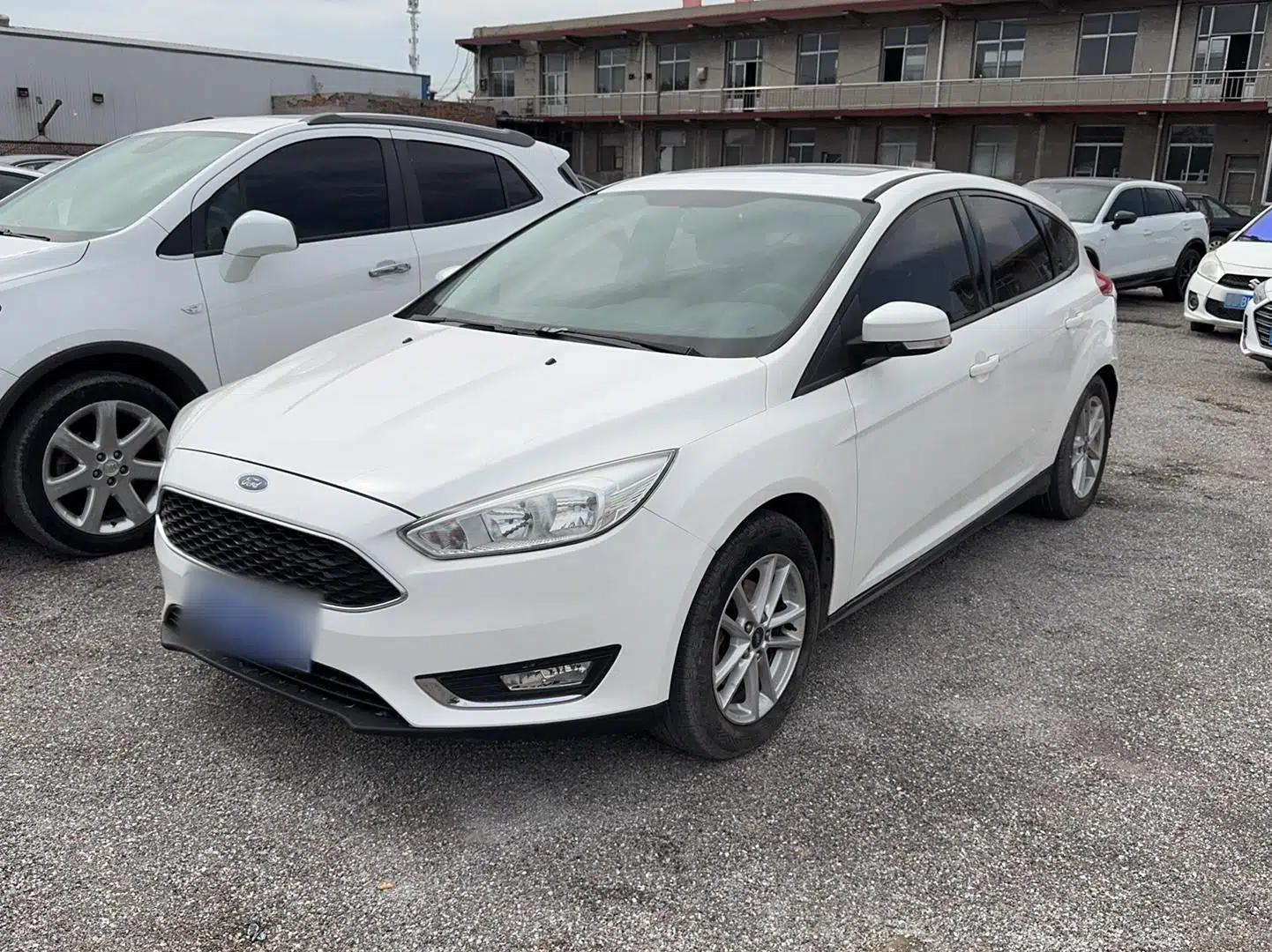Ford Focus 2015 Hatchback 1.6L Automatic Fashion Edition — миниатюра 1