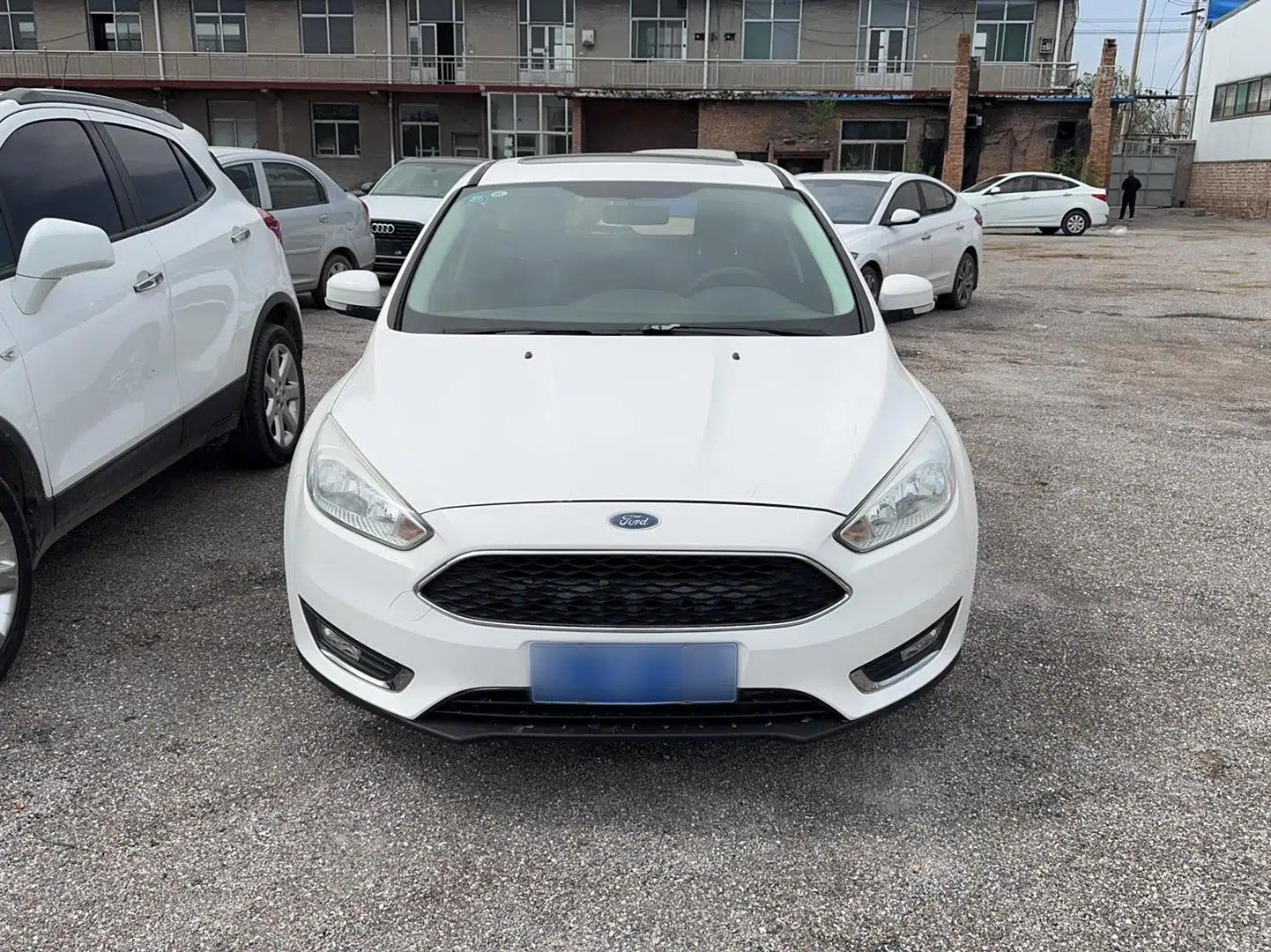 Ford Focus 2015 Hatchback 1.6L Automatic Fashion Edition — миниатюра 2