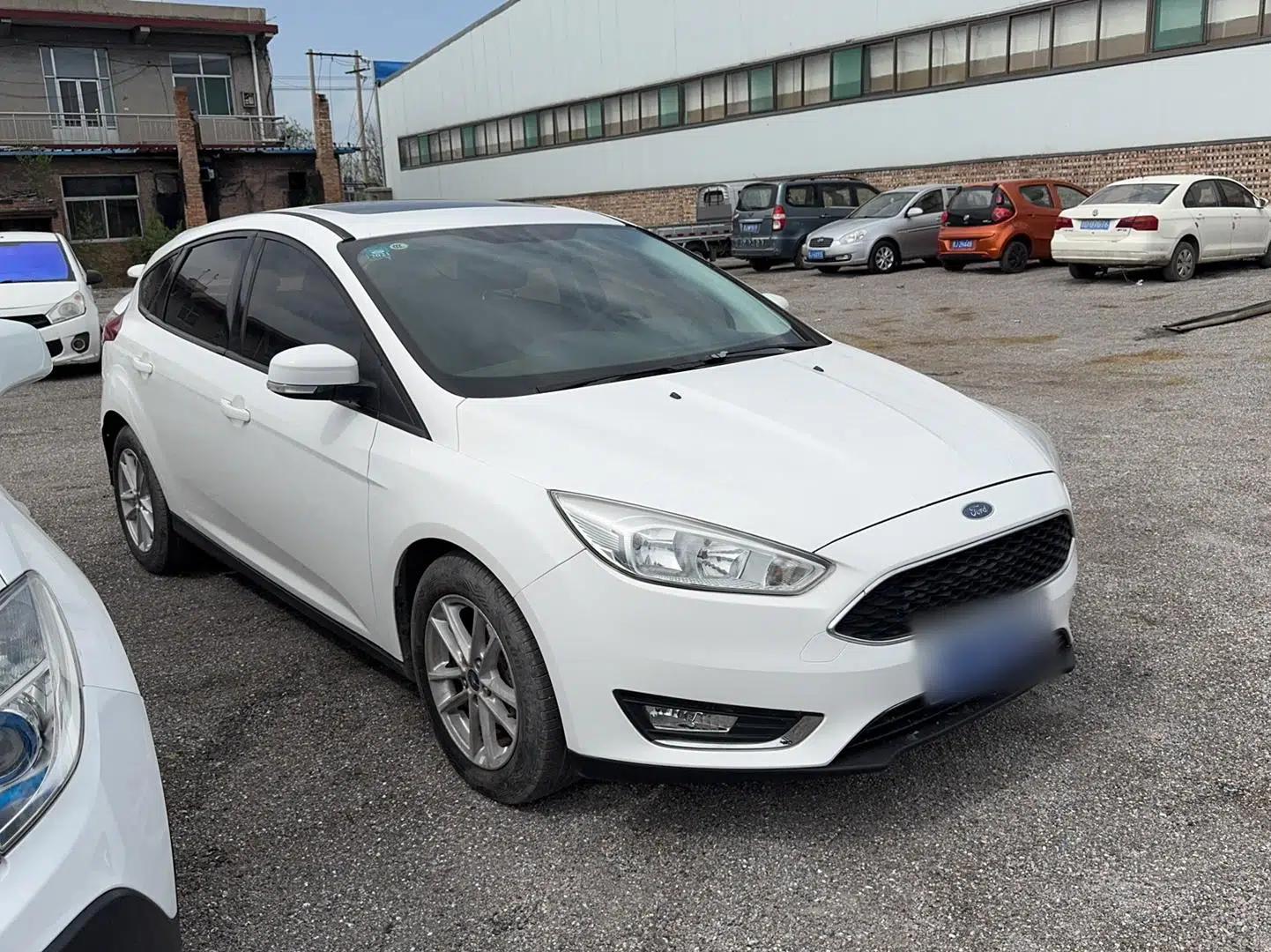 Ford Focus 2015 Hatchback 1.6L Automatic Fashion Edition — миниатюра 3