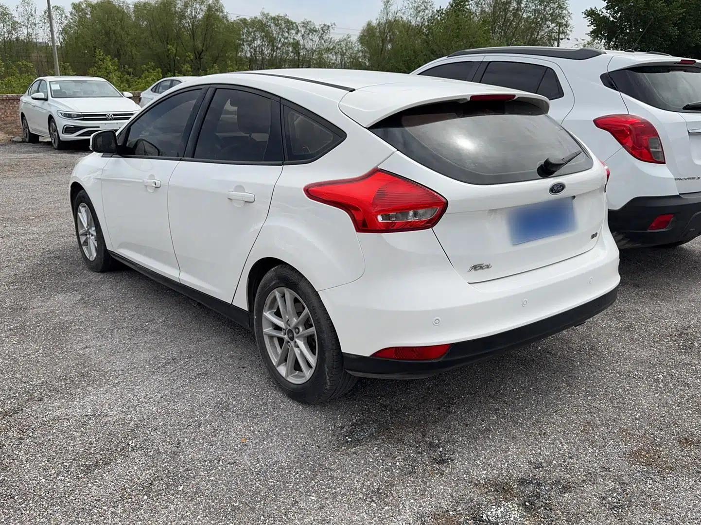 Ford Focus 2015 Hatchback 1.6L Automatic Fashion Edition — миниатюра 6