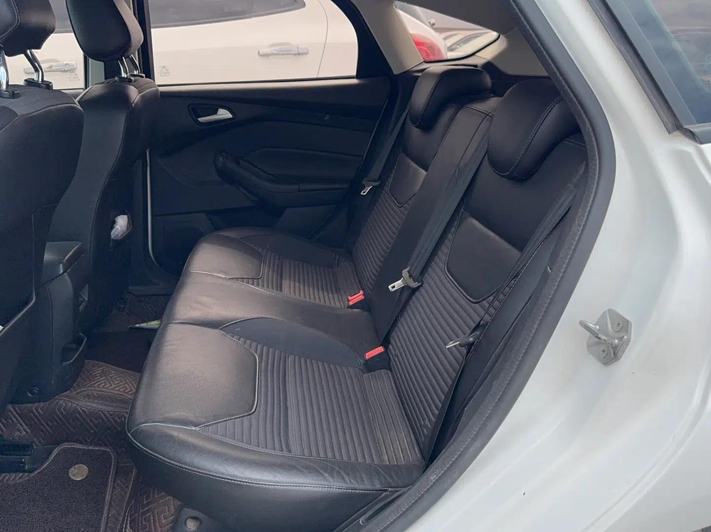Ford Focus 2015 Hatchback 1.6L Automatic Fashion Edition — миниатюра 7