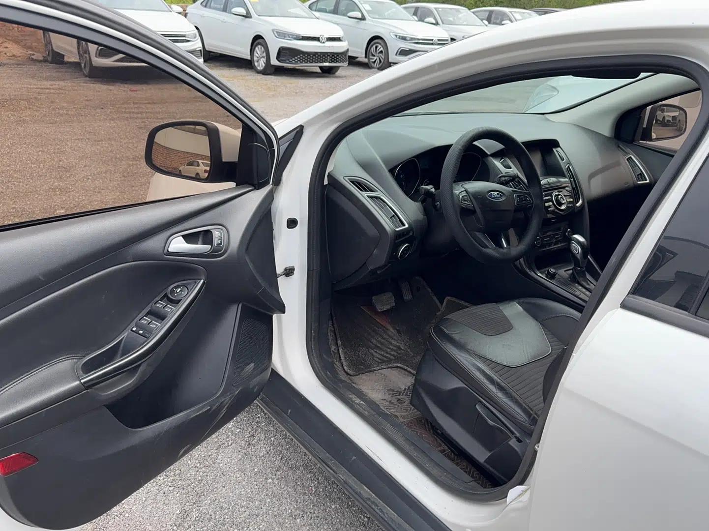 Ford Focus 2015 Hatchback 1.6L Automatic Fashion Edition — миниатюра 8