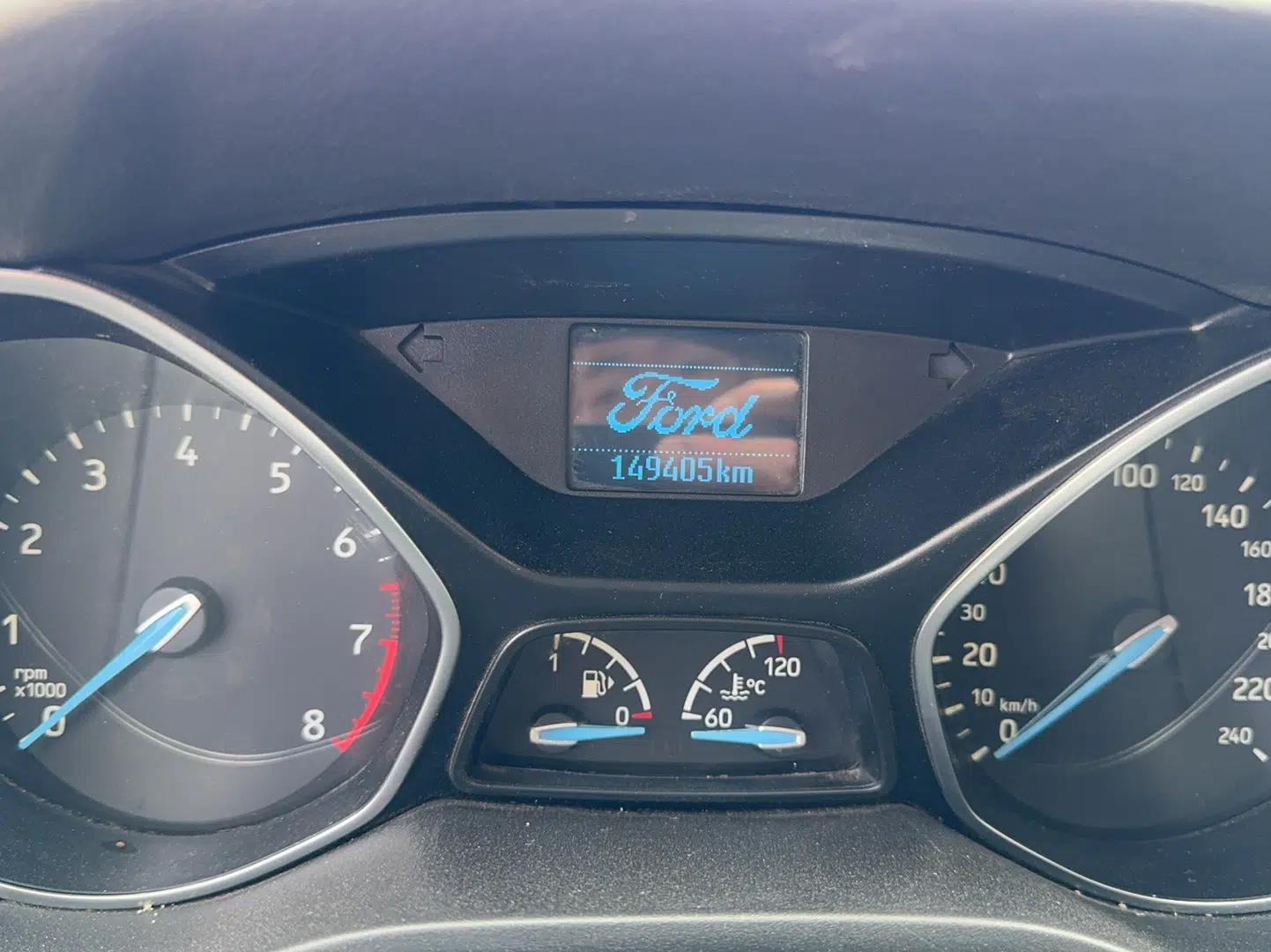 Ford Focus 2015 Hatchback 1.6L Automatic Fashion Edition — миниатюра 10