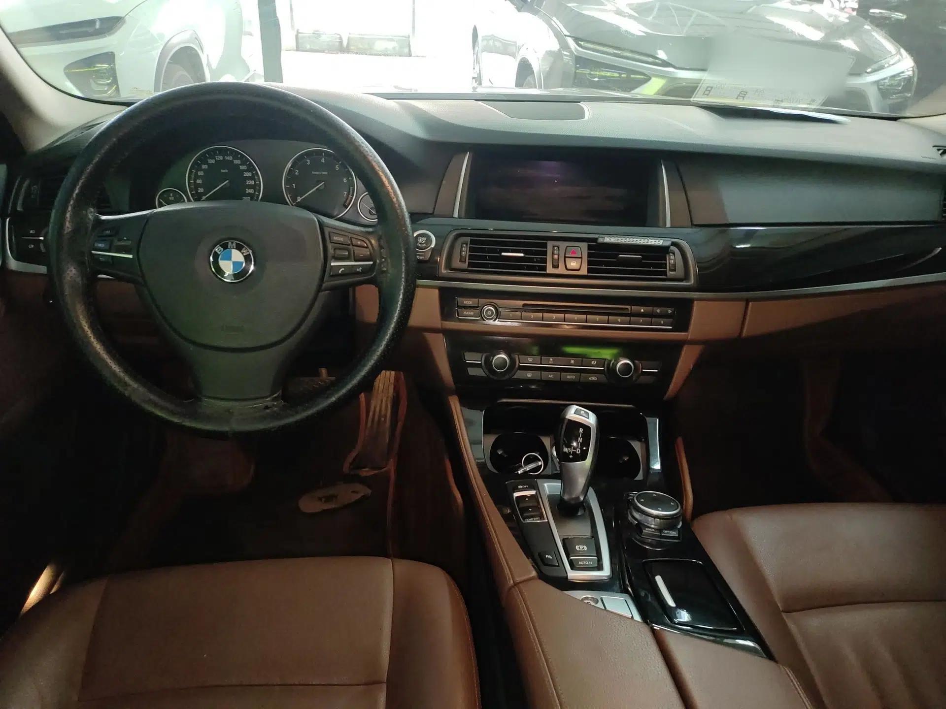 BMW 5 Series 2014 520i Elegant Edition — миниатюра 13