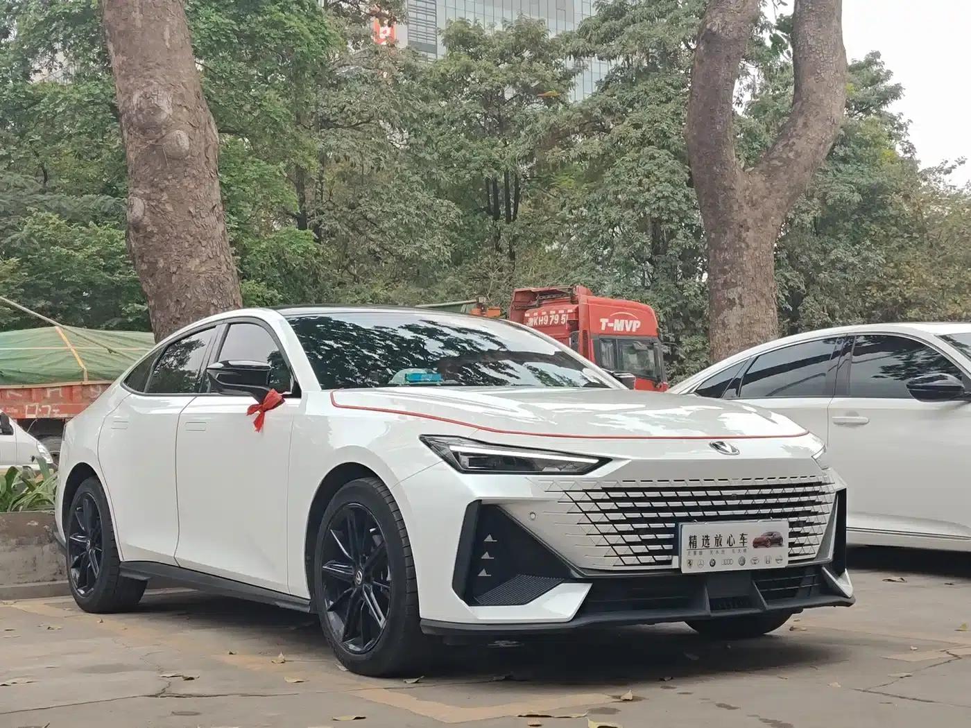 Changan UNI-V 2023 1.5T Premium Edition — миниатюра 2