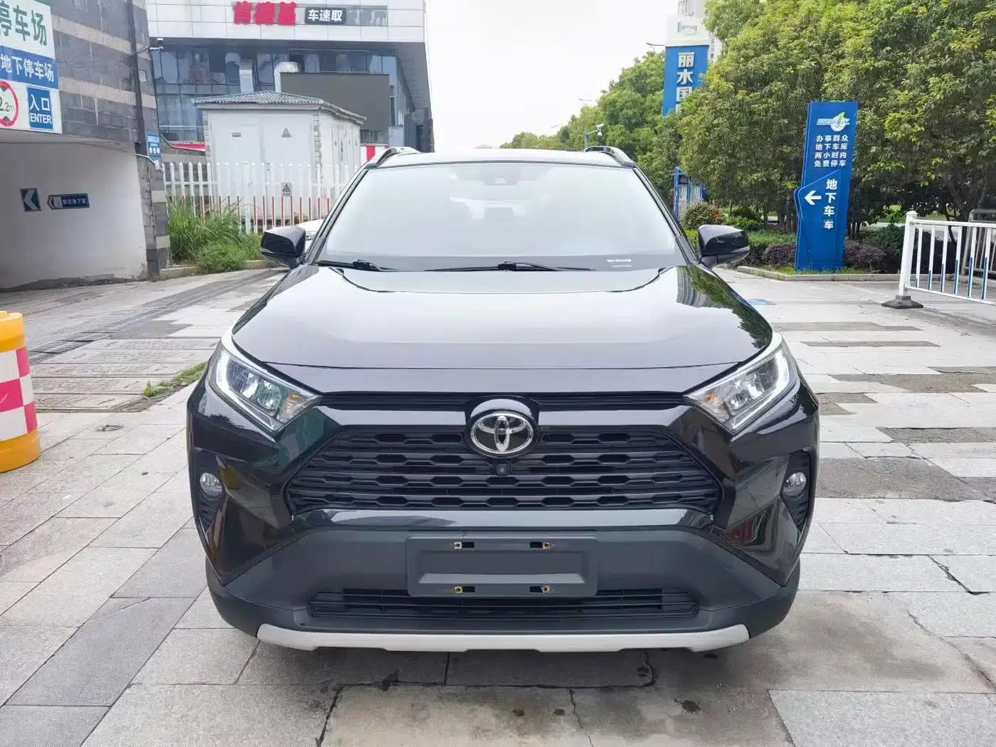 RAV4 2021 2.0L CVT 2WD Fashion Edition — миниатюра 2