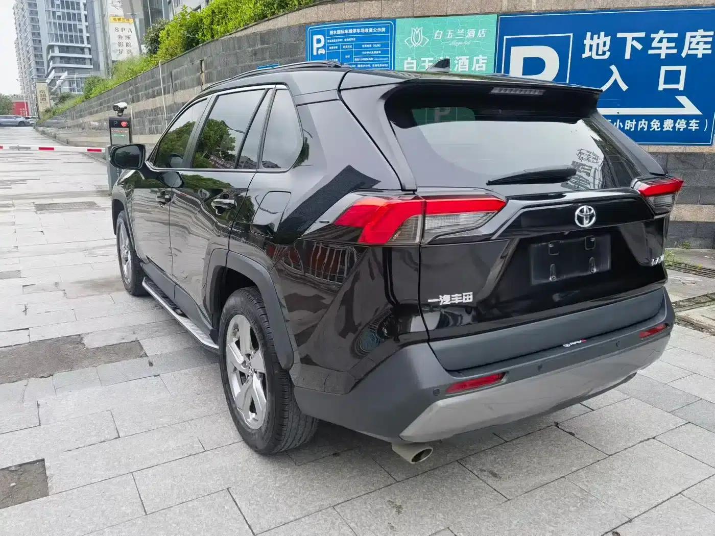 RAV4 2021 2.0L CVT 2WD Fashion Edition — миниатюра 4