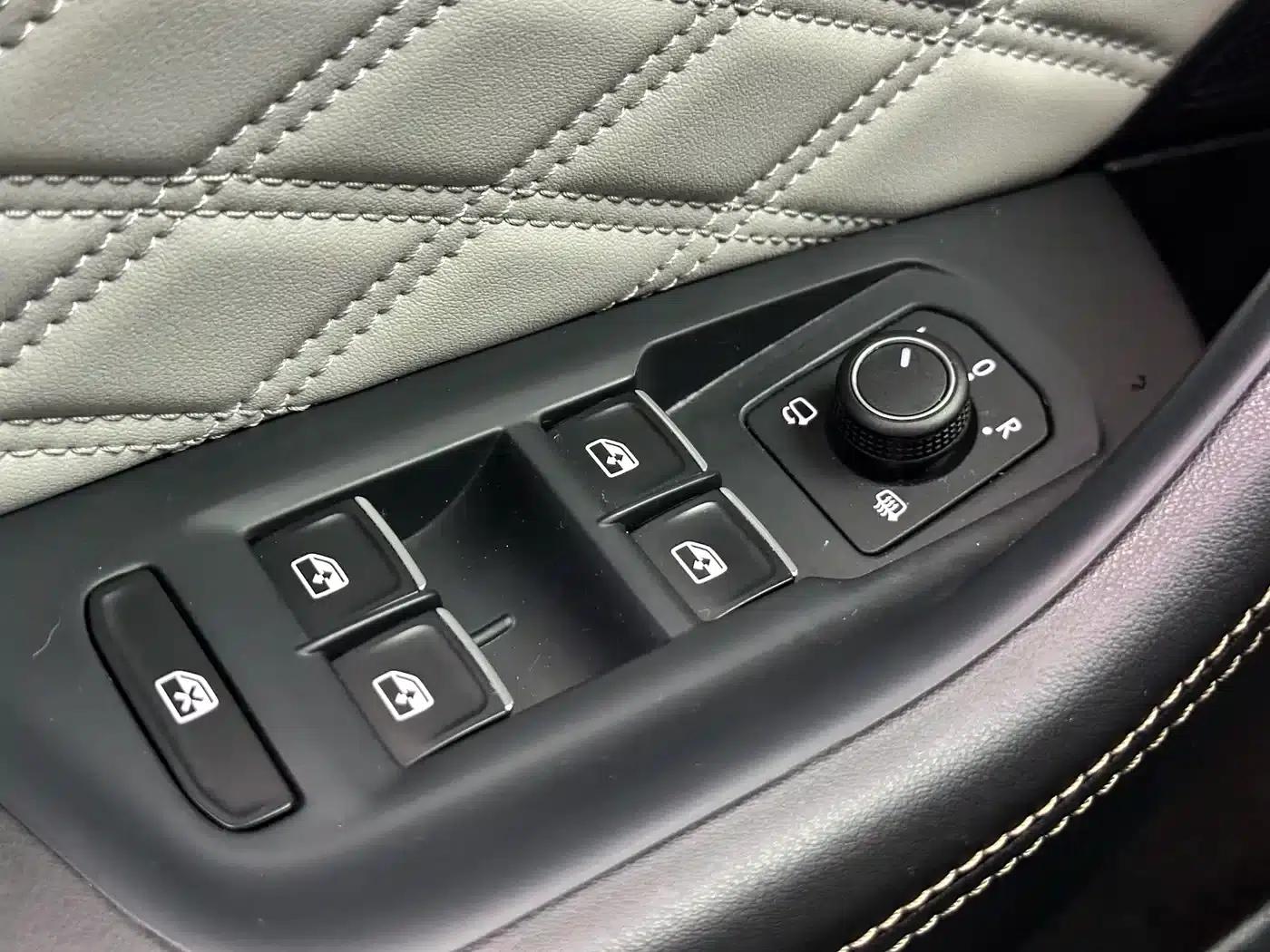 Volkswagen Magotan 2023 2 Millionth Unit Commemorative Edition 330TSI DSG Luxury — миниатюра 22