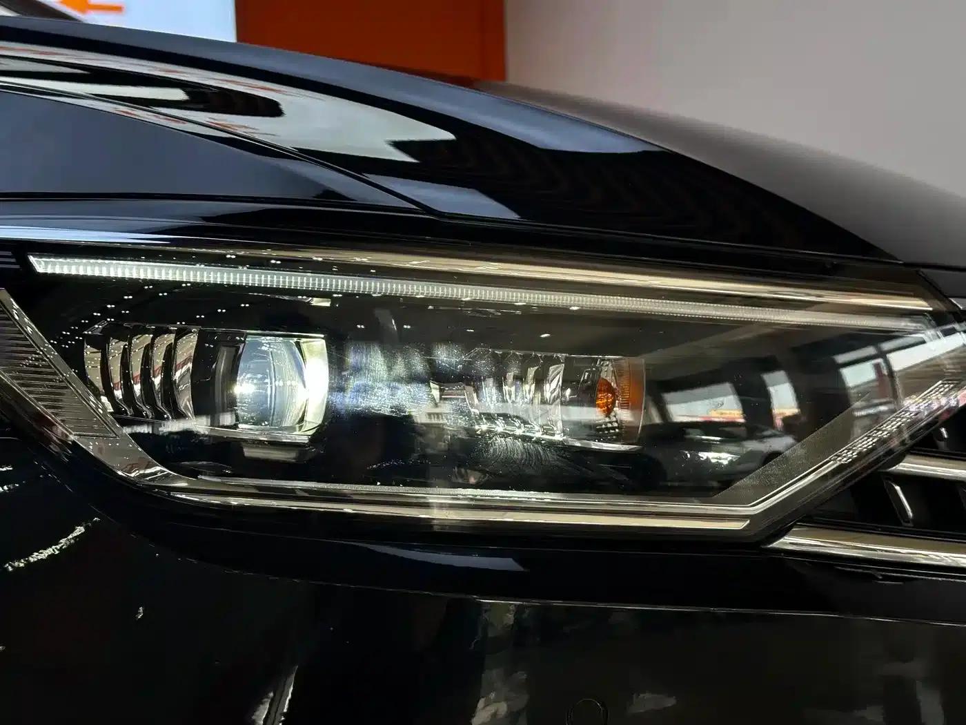 Volkswagen Magotan 2023 2 Millionth Unit Commemorative Edition 330TSI DSG Luxury — миниатюра 5
